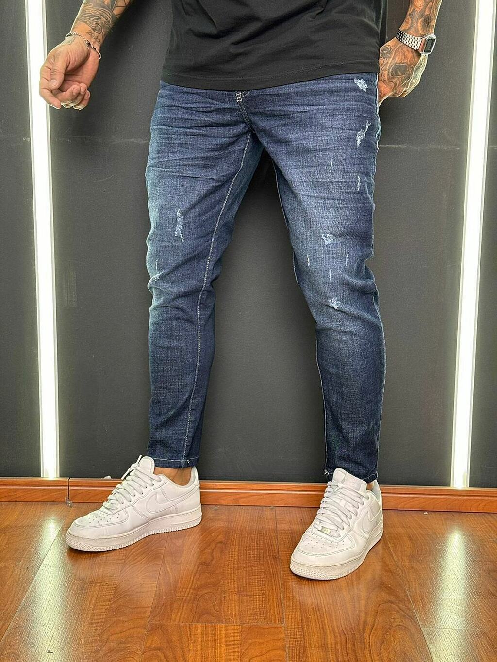 CALÇA JEANS ESCURA C/ PUÍDOS LEVES.