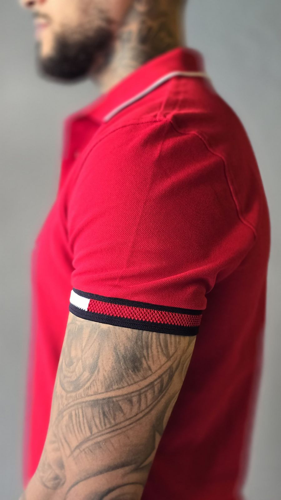 Polo Tommy Hilfiger Flag Cuff Slim Fit Vermelha em Algodão Orgânico