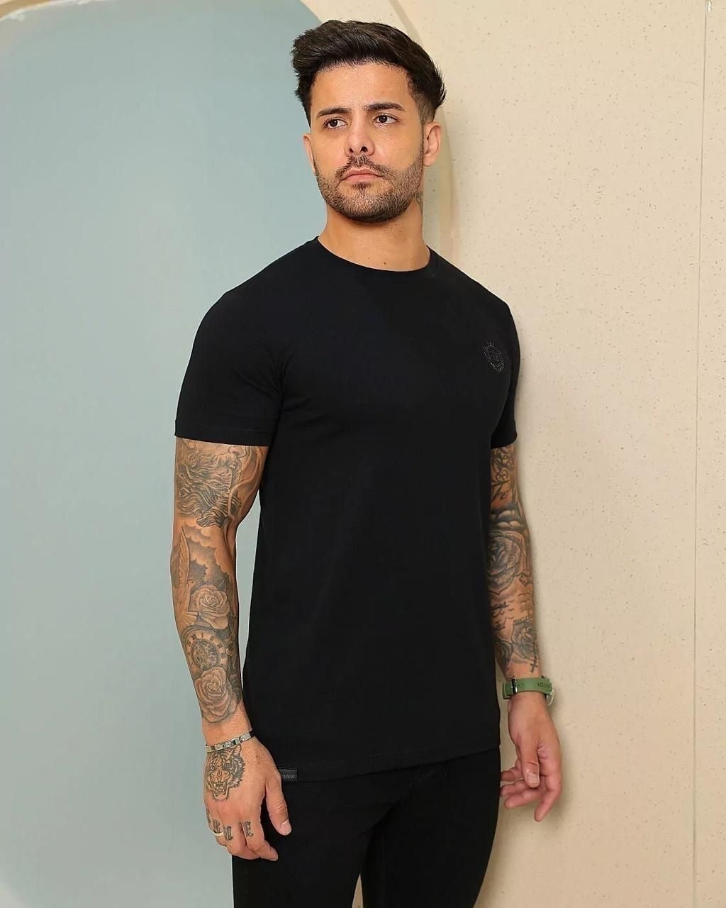 Camiseta FB Slim Fit com Brasão Egípcio Tonal - Preta