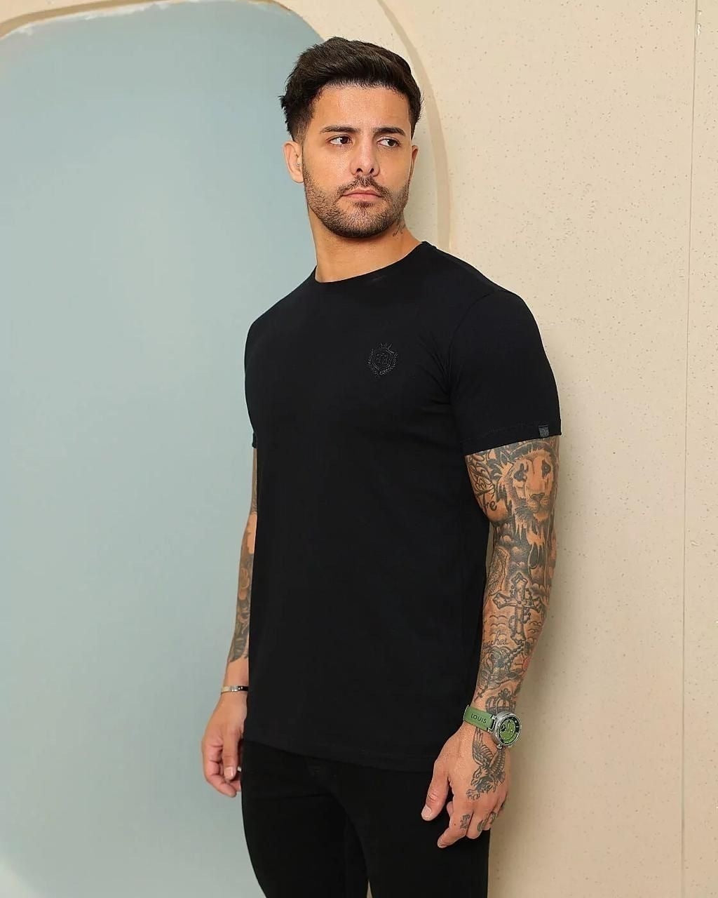 Camiseta FB Slim Fit com Brasão Egípcio Tonal - Preta