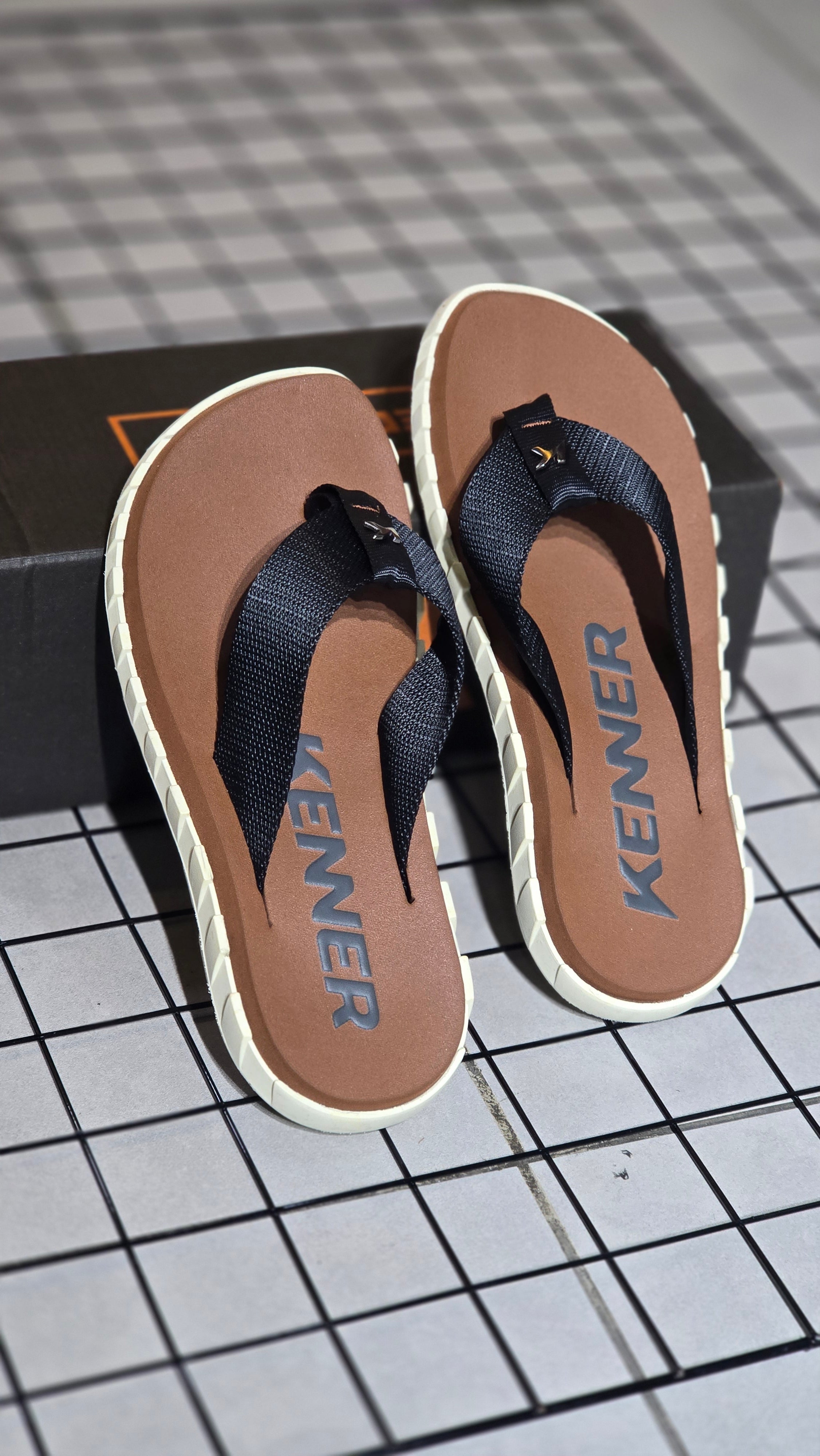 Chinelo Kenner Masculino Megah Edição 2026 Marrom Caramelo e Preto