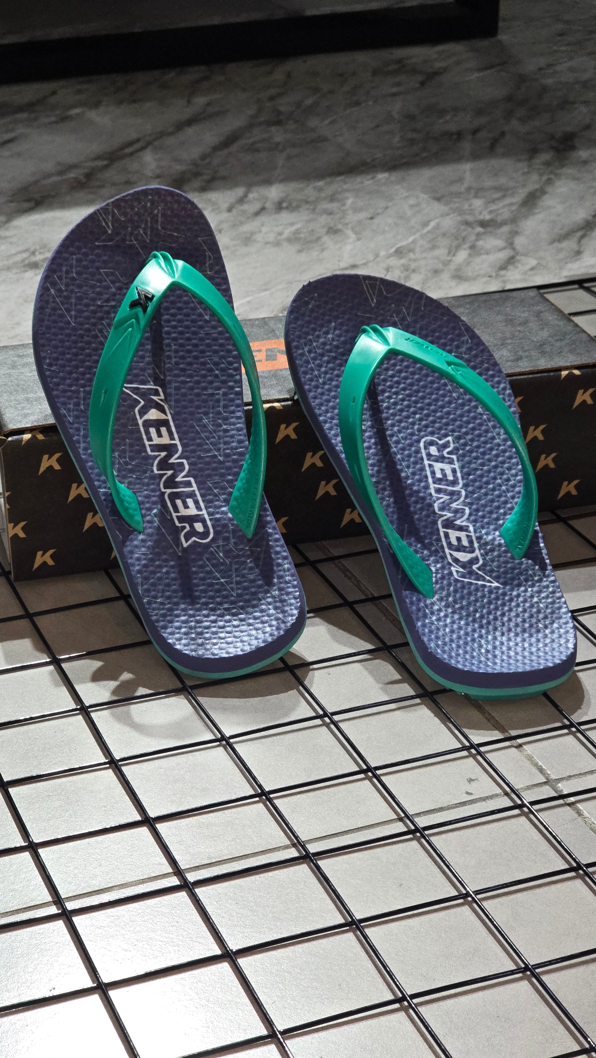 Chinelo Kenner Masculino Summer Edição 2026 Azul Marinho com Tiras e Solado Verde Vibrante