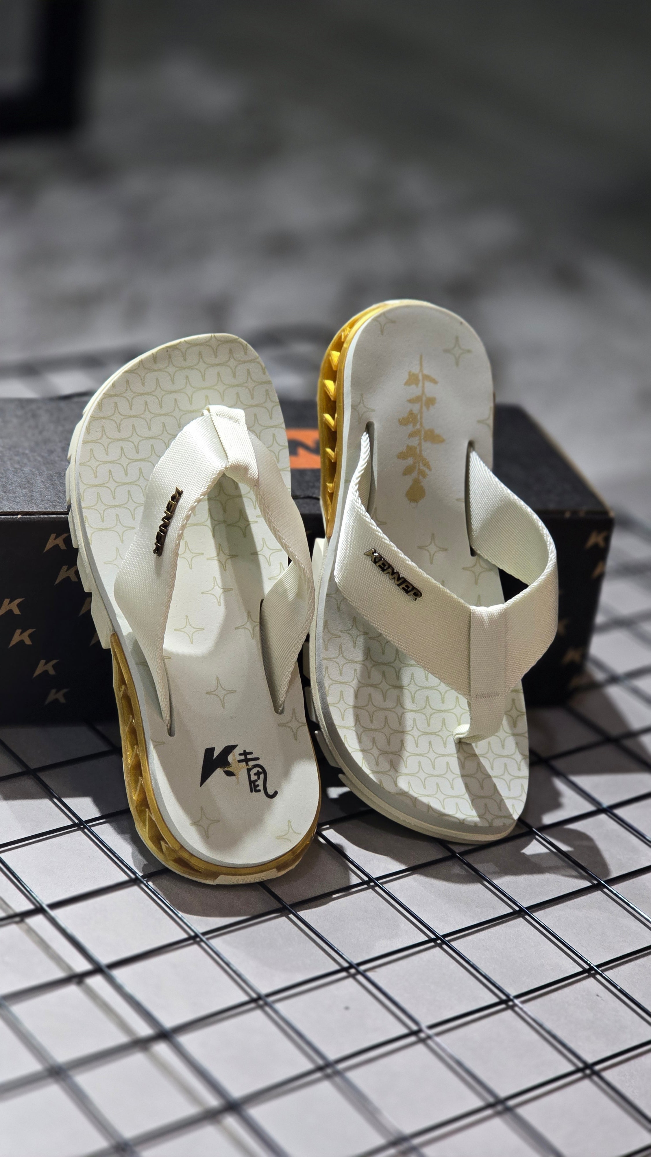 Chinelo Kenner Masculino Rakka Edição 2026 Off-White e Dourado com Amortecedor Re.Amp