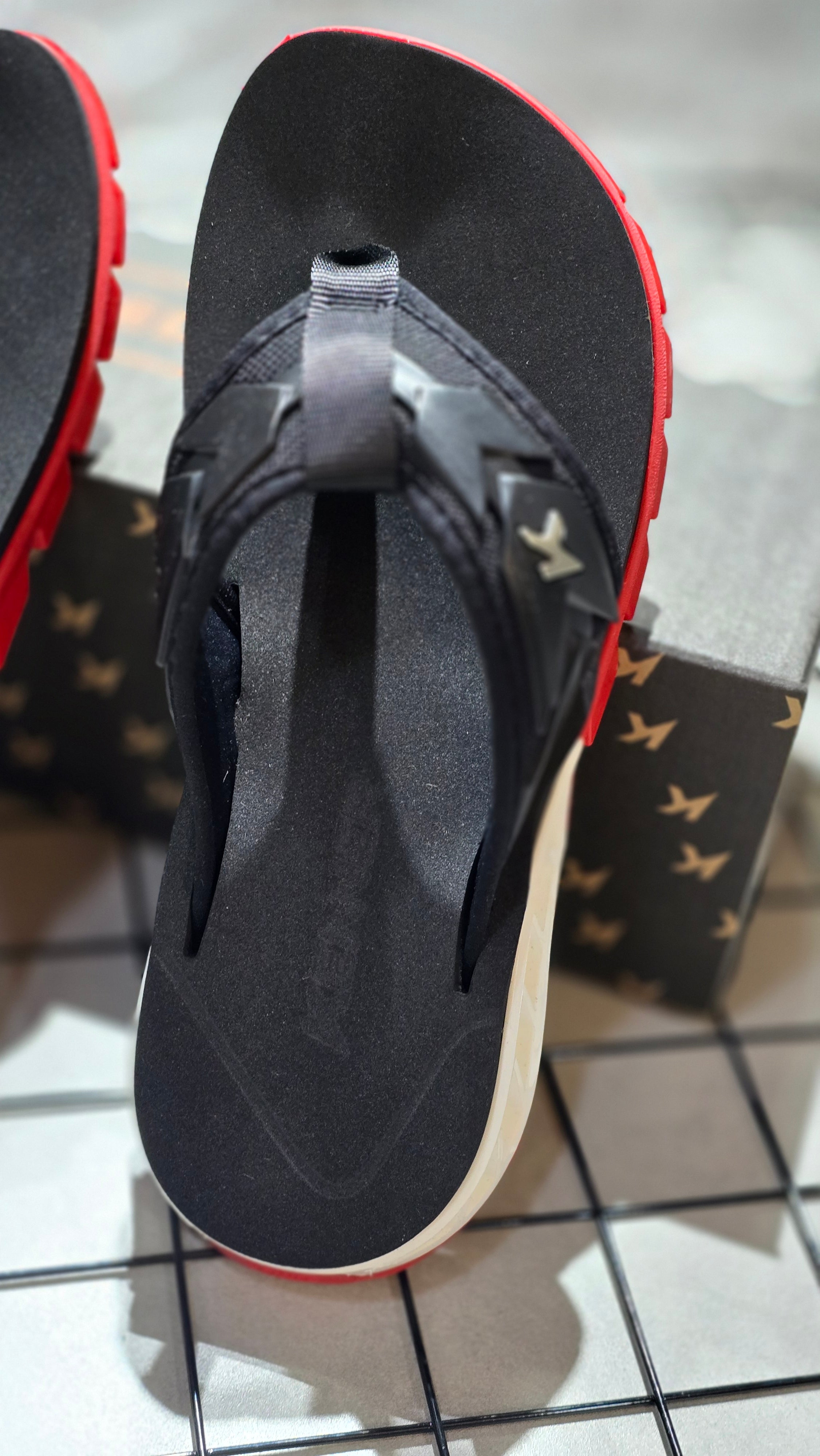 Chinelo Kenner Masculino Rakka Edição 2026 Preto, Branco e Vermelho