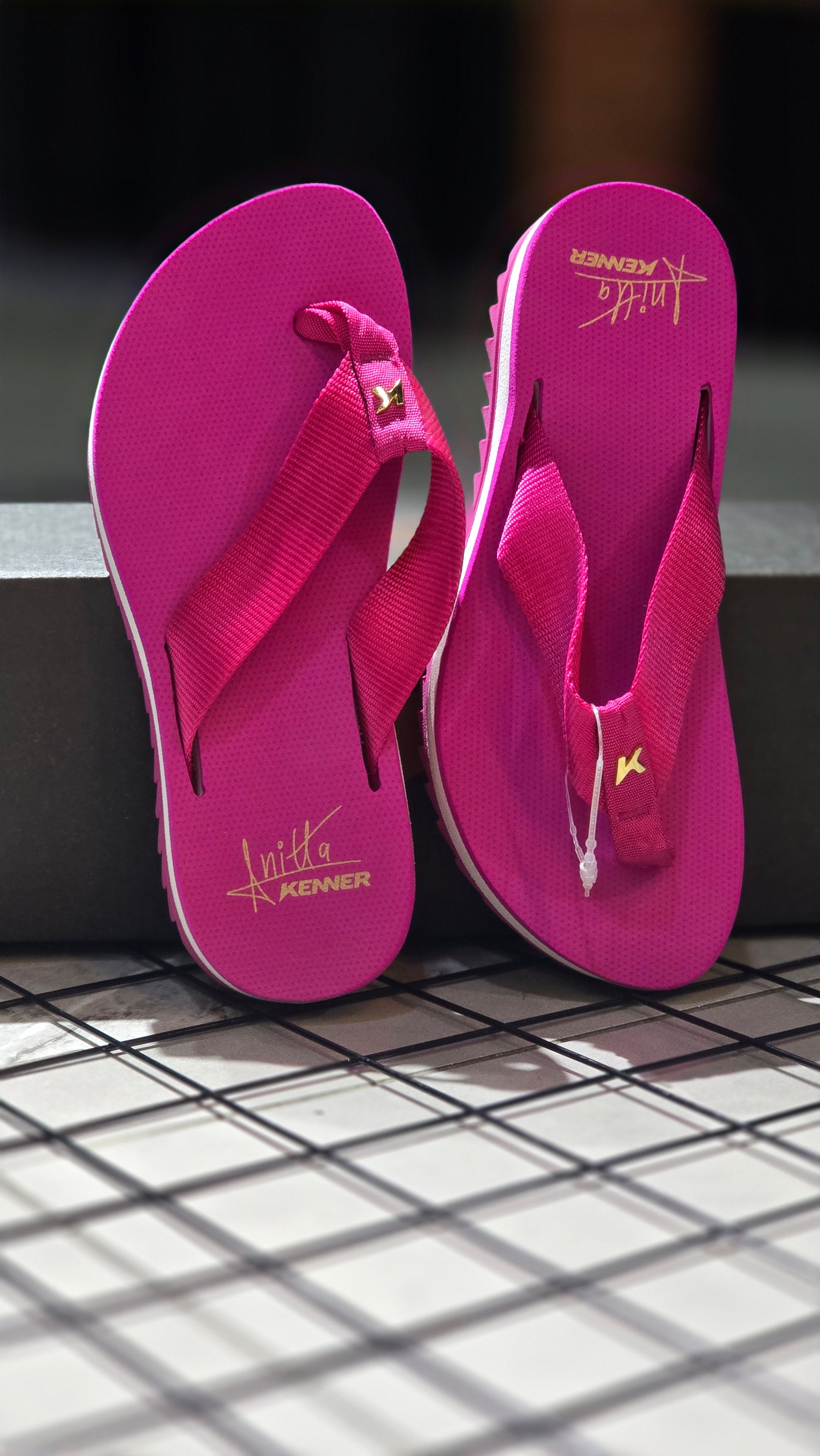 Chinelo Kenner Feminino Collab Anitta Rosa Pink com Pin Dourado