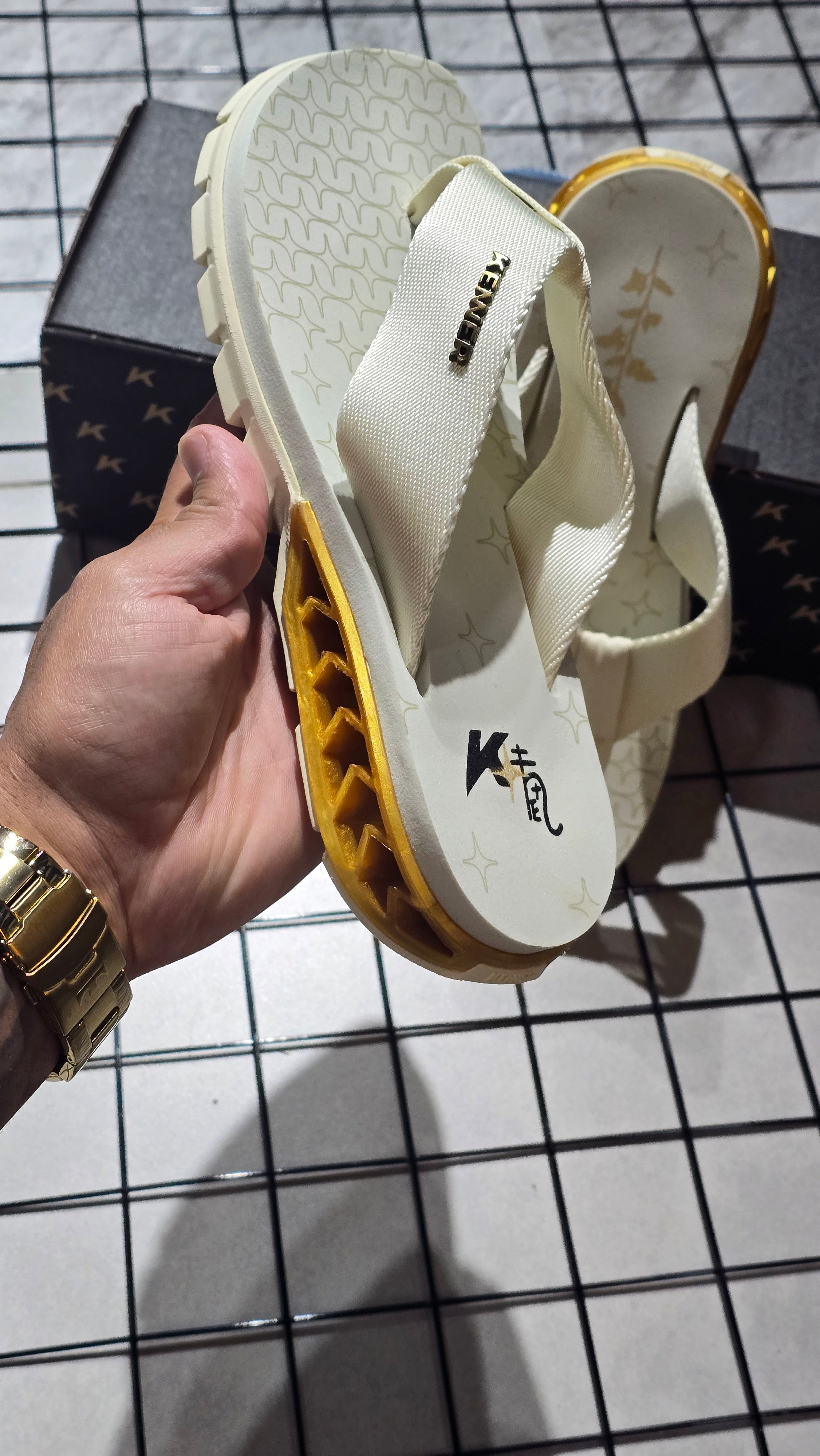 Chinelo Kenner Masculino Rakka Edição 2026 Off-White e Dourado com Amortecedor Re.Amp