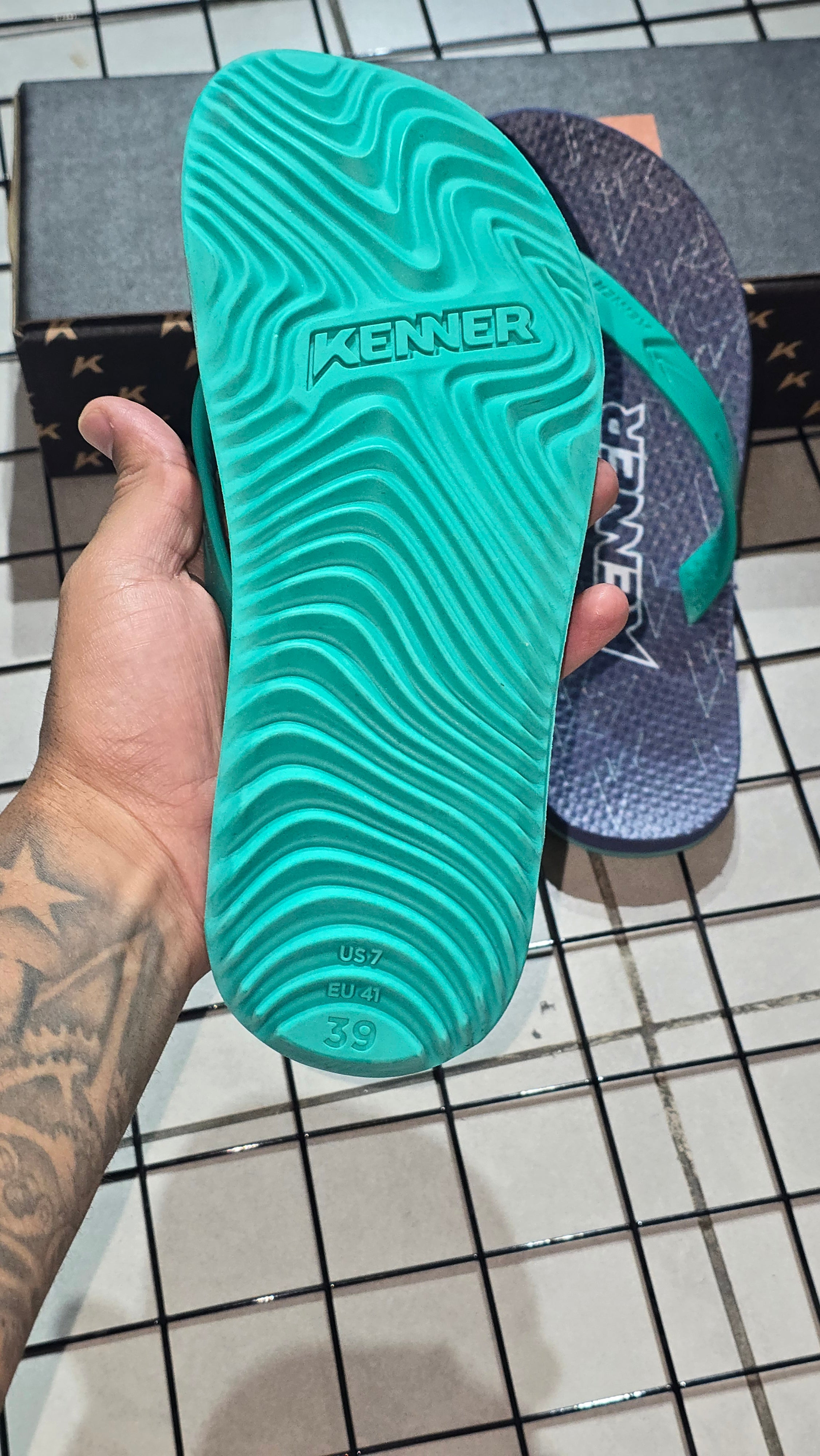 Chinelo Kenner Masculino Summer Edição 2026 Azul Marinho com Tiras e Solado Verde Vibrante