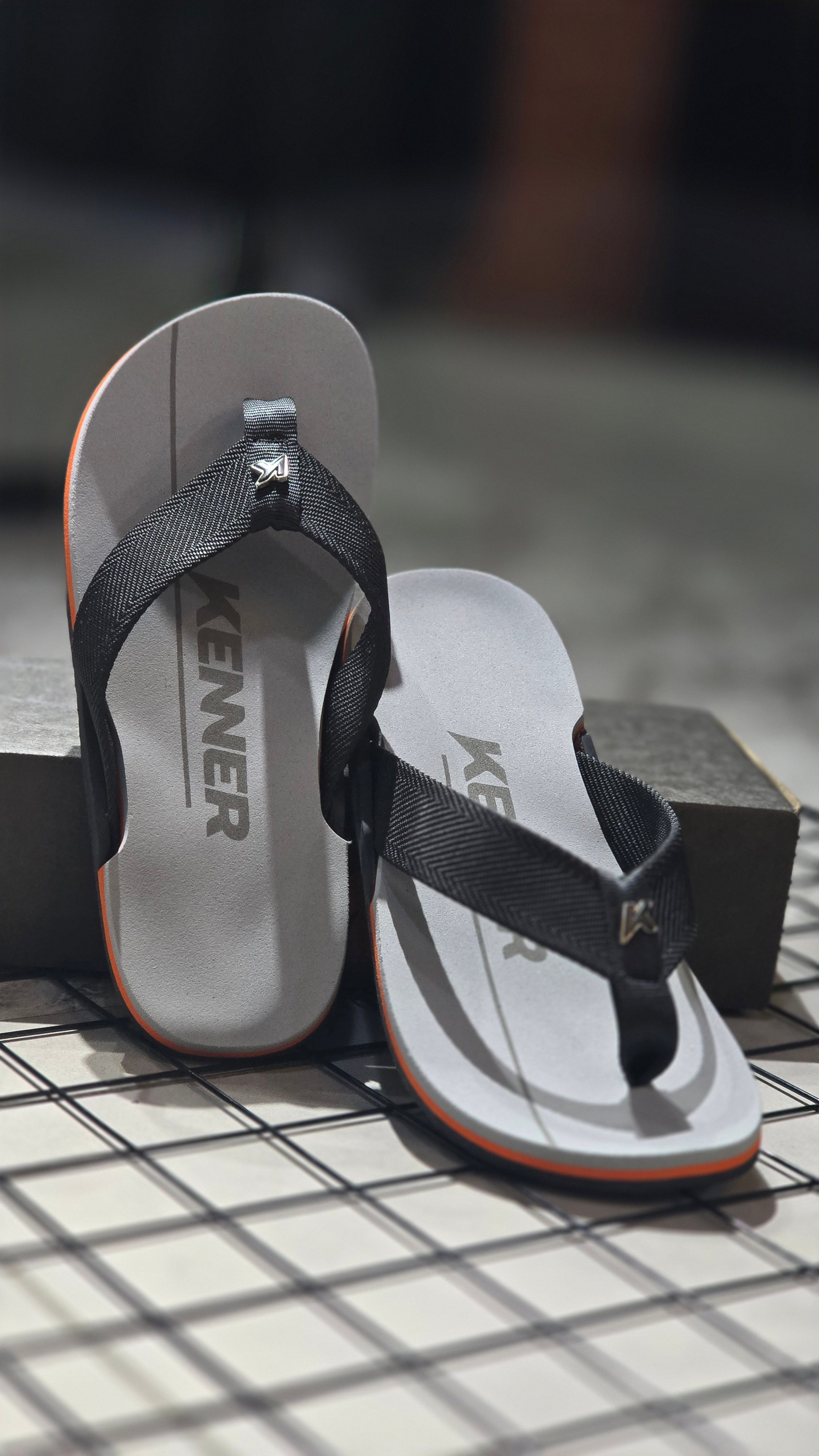 Chinelo Kenner Masculino NK6 Edição 2026 Cinza e Preto com Linha Laranja