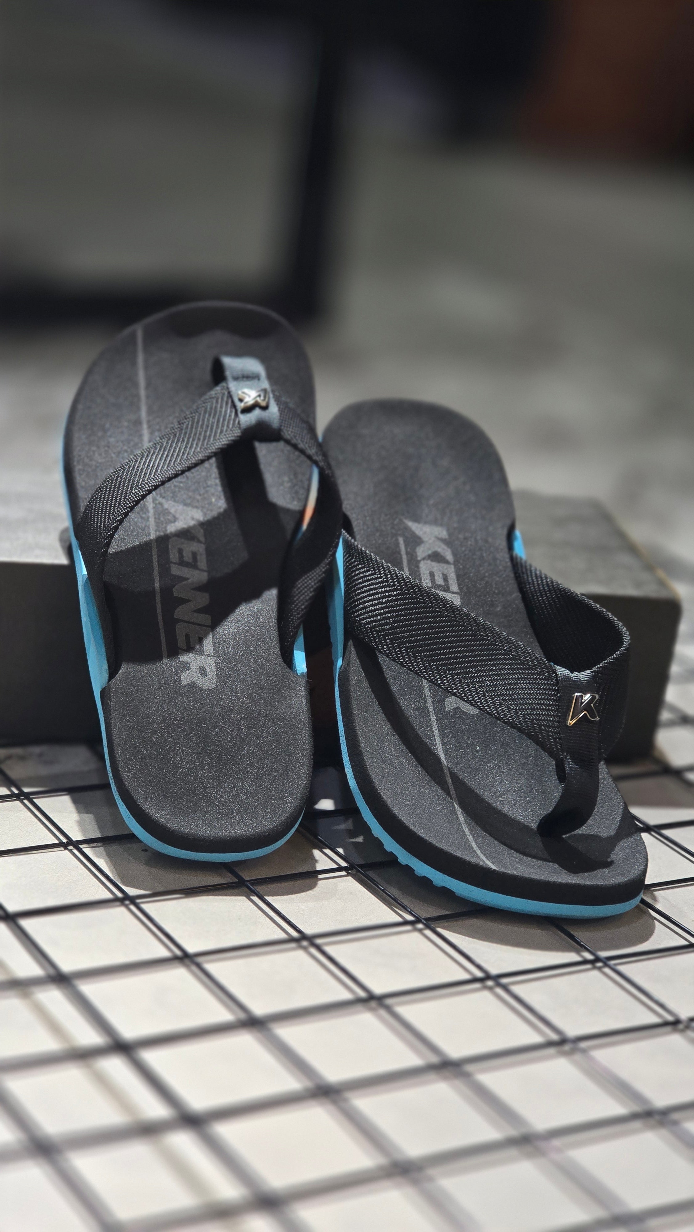 Chinelo Kenner Masculino NK6 Edição 2026 Preto com Solado Azul Ciano