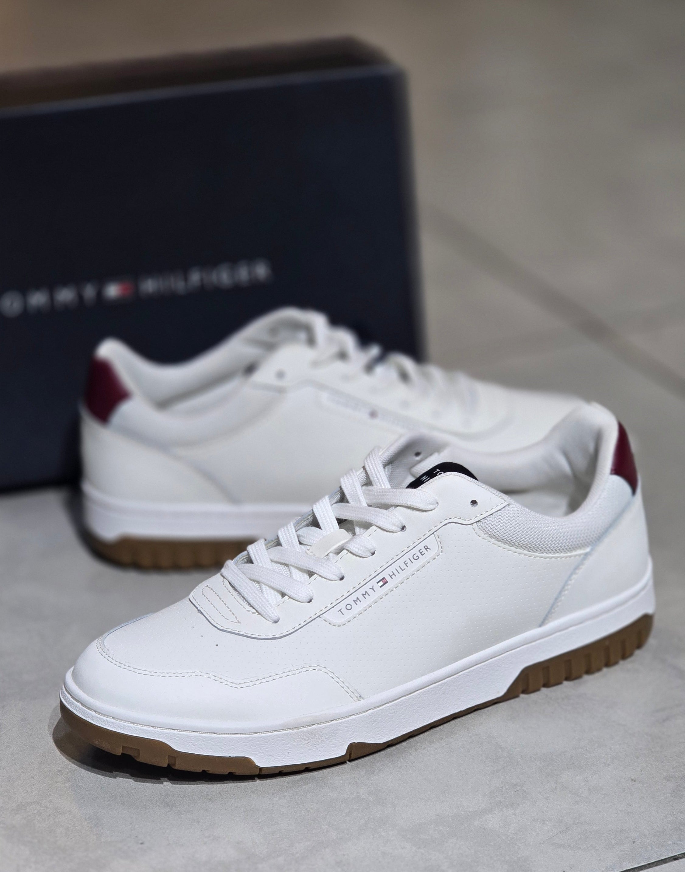 Tênis Tommy Hilfiger High-Top Basket Branco com Detalhes Azul e Vermelho