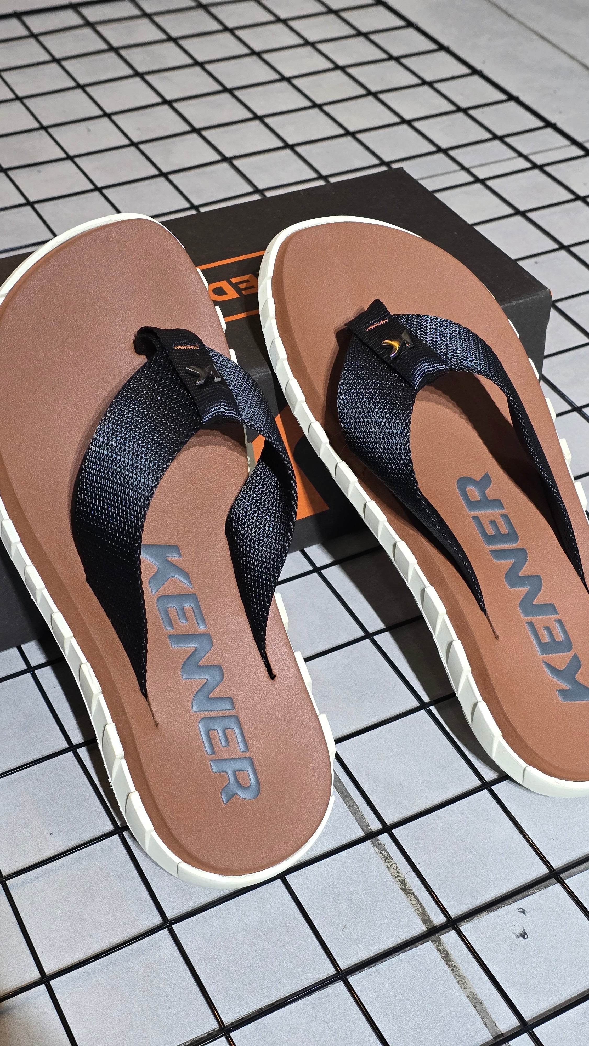 Chinelo Kenner Masculino Megah Edição 2026 Marrom Caramelo e Preto