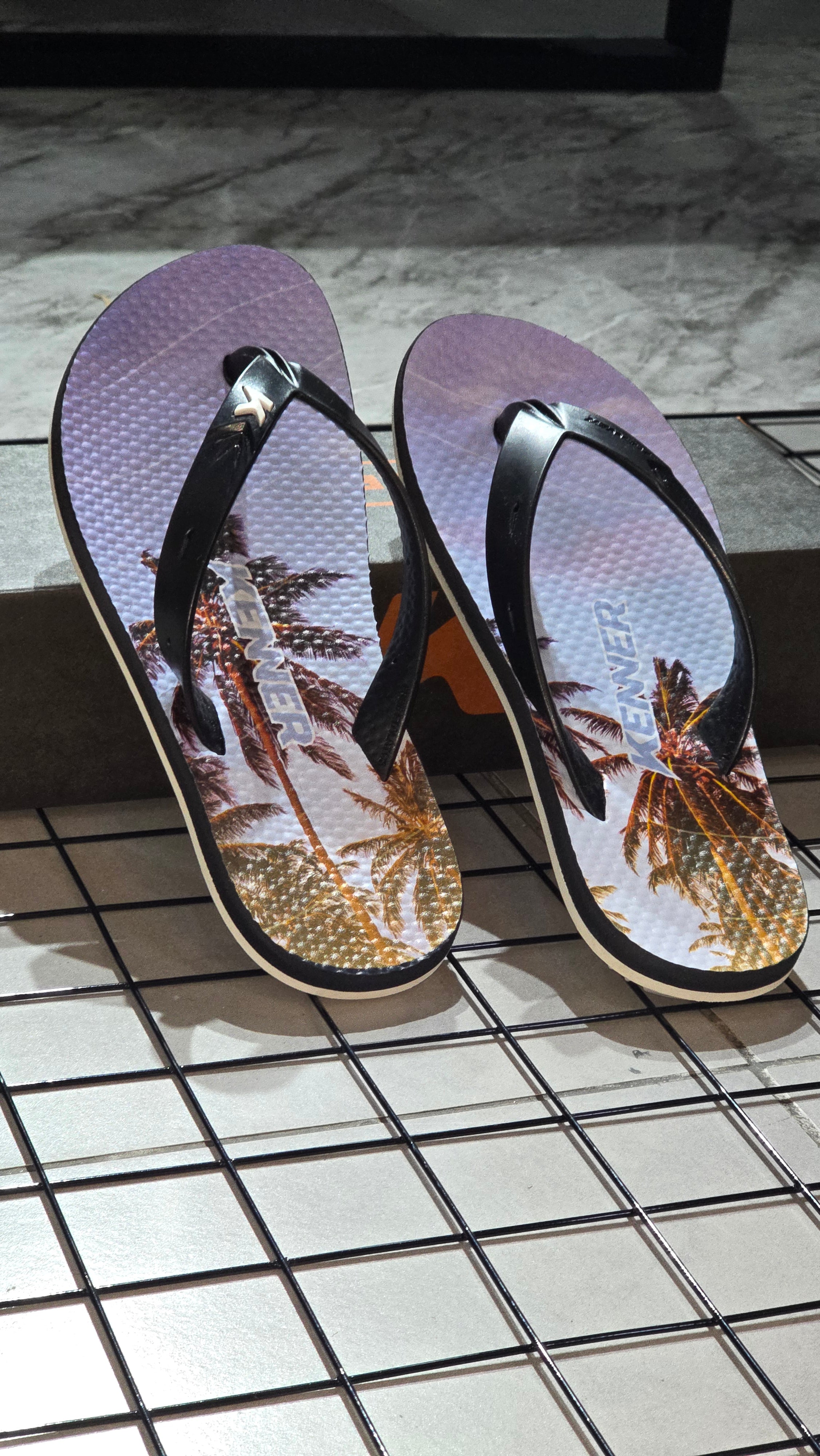 Chinelo Kenner Masculino Summer Edição 2026 Tropical Sunset com Tira Preta e Solado Areia