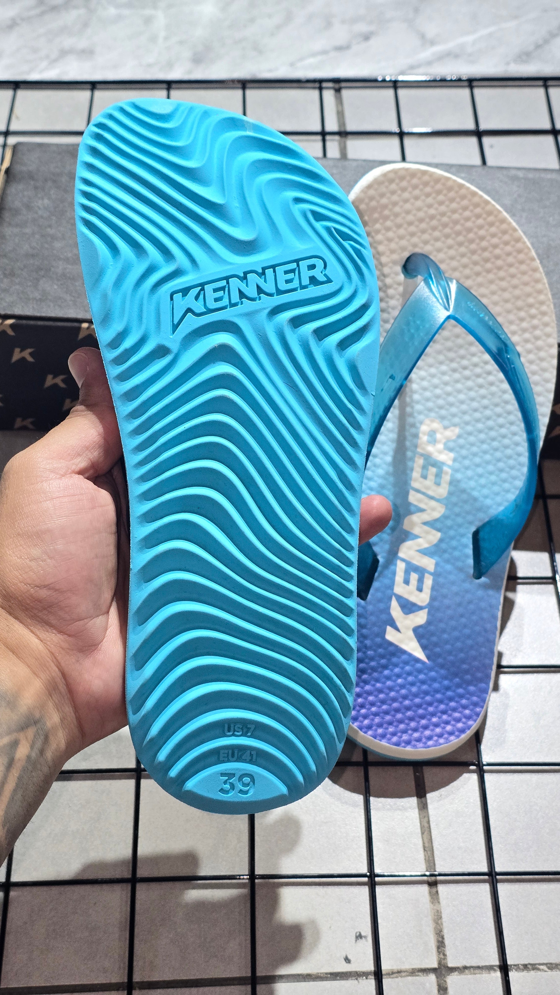 Chinelo Kenner Masculino Summer Edição 2026 Branco com Degradê Azul e Tira Translúcida