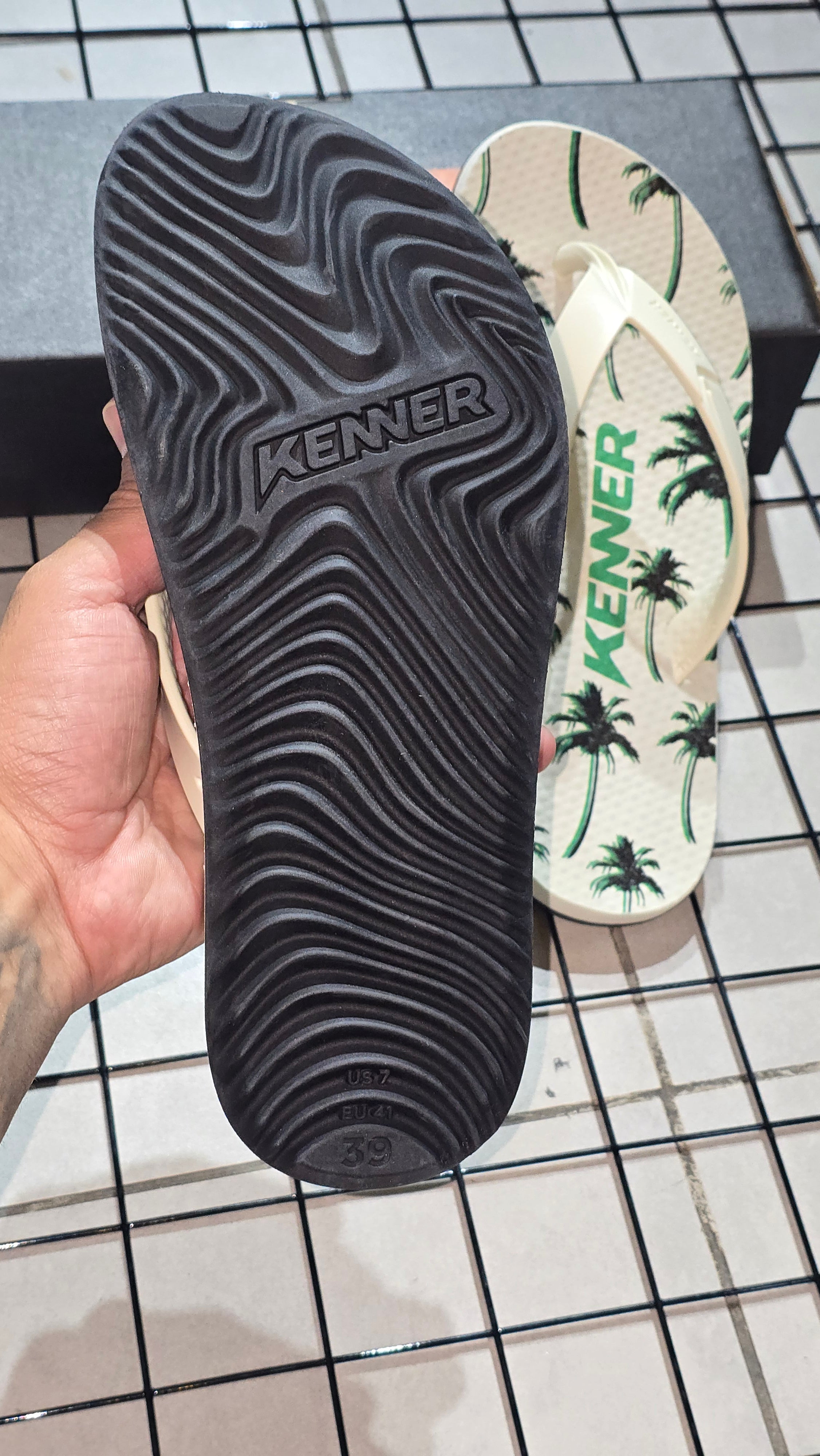 Chinelo Kenner Masculino Summer Edição 2026 Off-White com Estampa de Coqueiros e Solado Preto