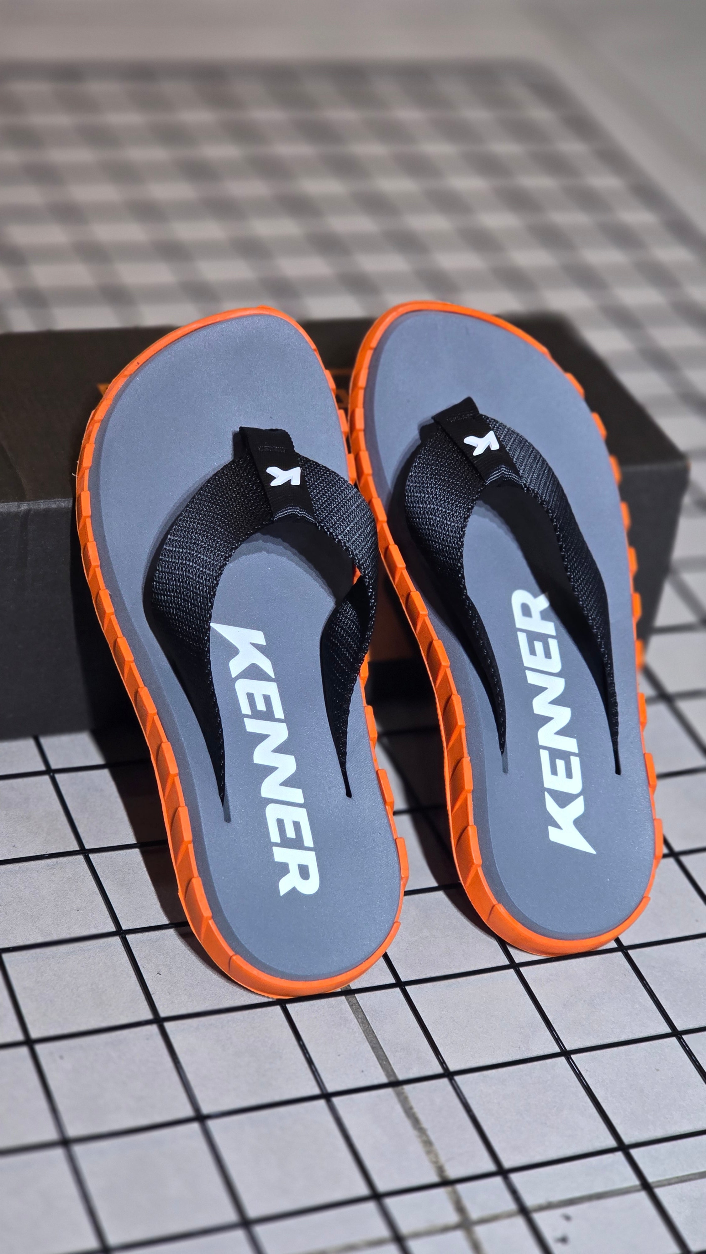 Chinelo Kenner Masculino Megah Edição 2026 Cinza, Preto e Laranja