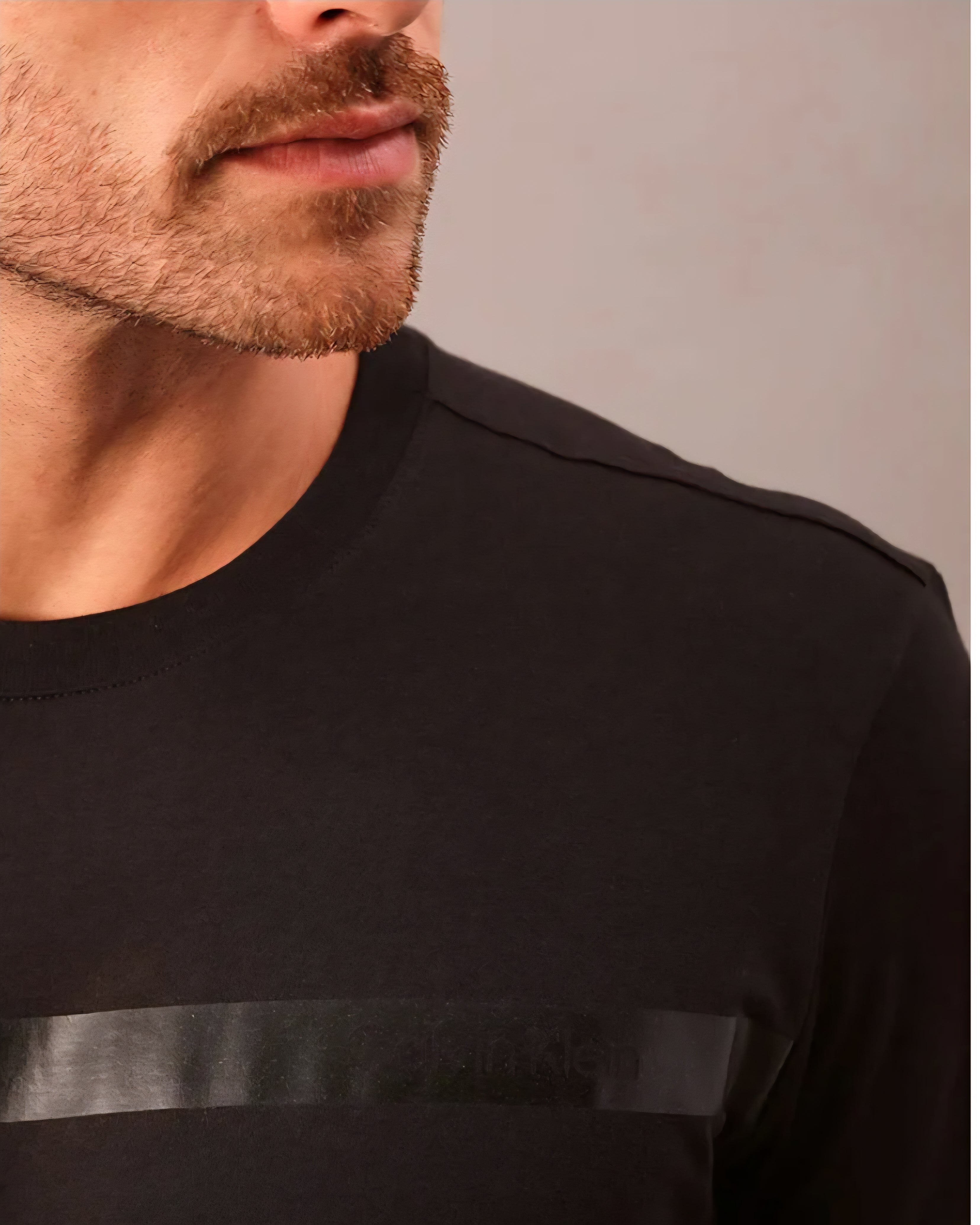 Camiseta Calvin Klein Jeans Masculina Preta com Estampa Gráfica Logo Repetido