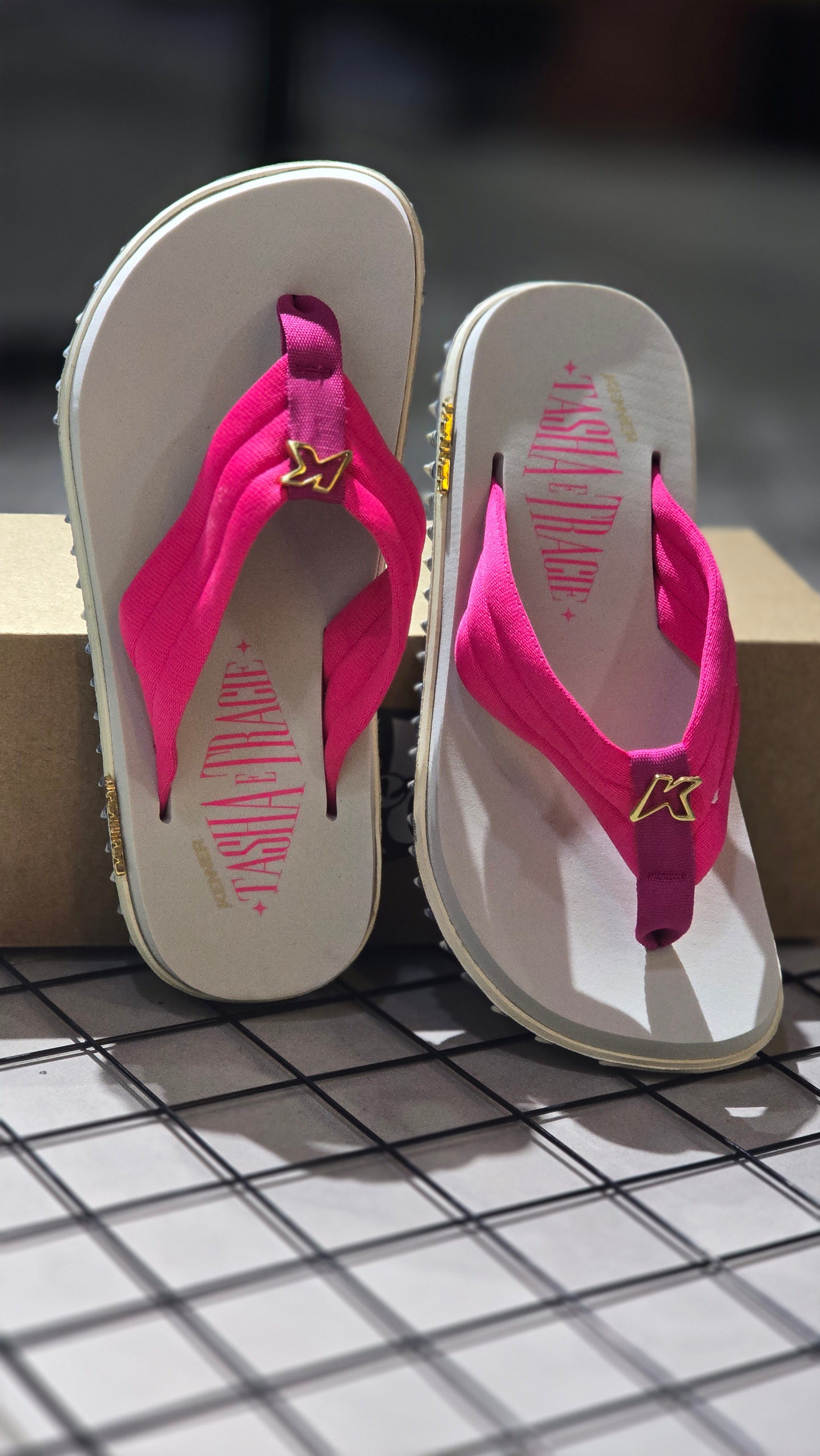 Chinelo Kenner Kivah Edição 2026 Collab Tasha & Tracie Off-White e Rosa Pink