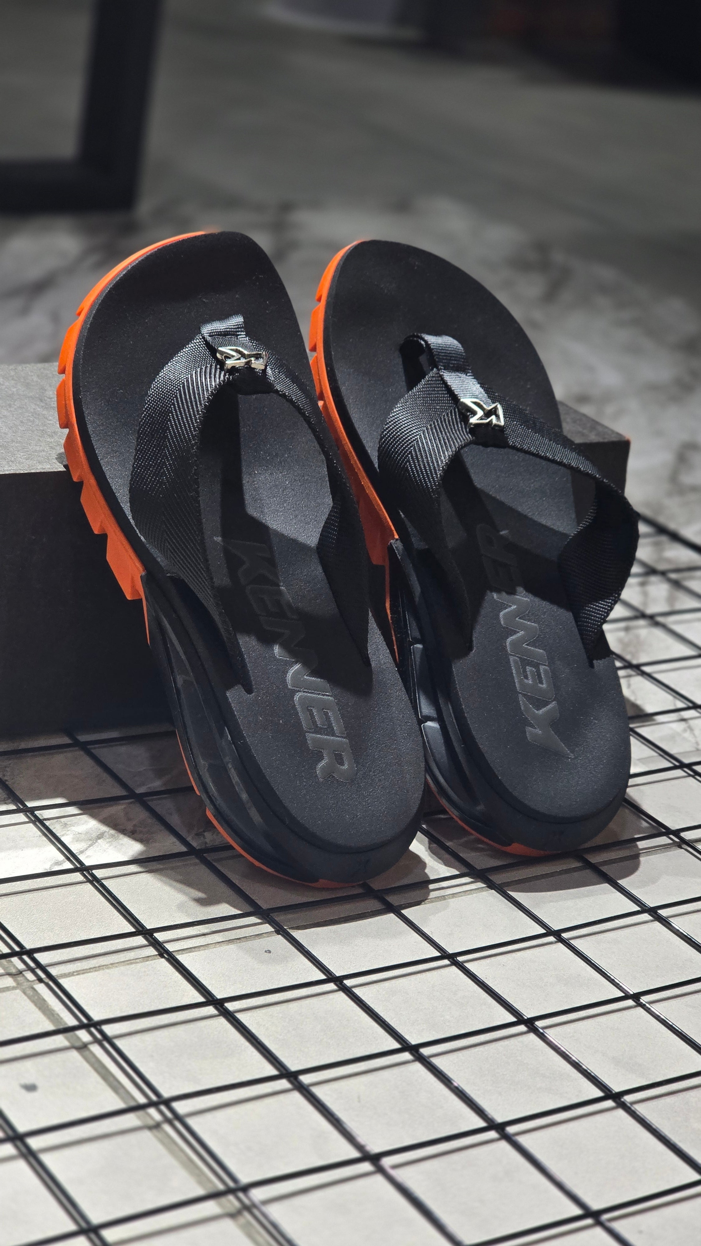 Chinelo Kenner Masculino Orak Edição 2026 Preto com Solado Laranja
