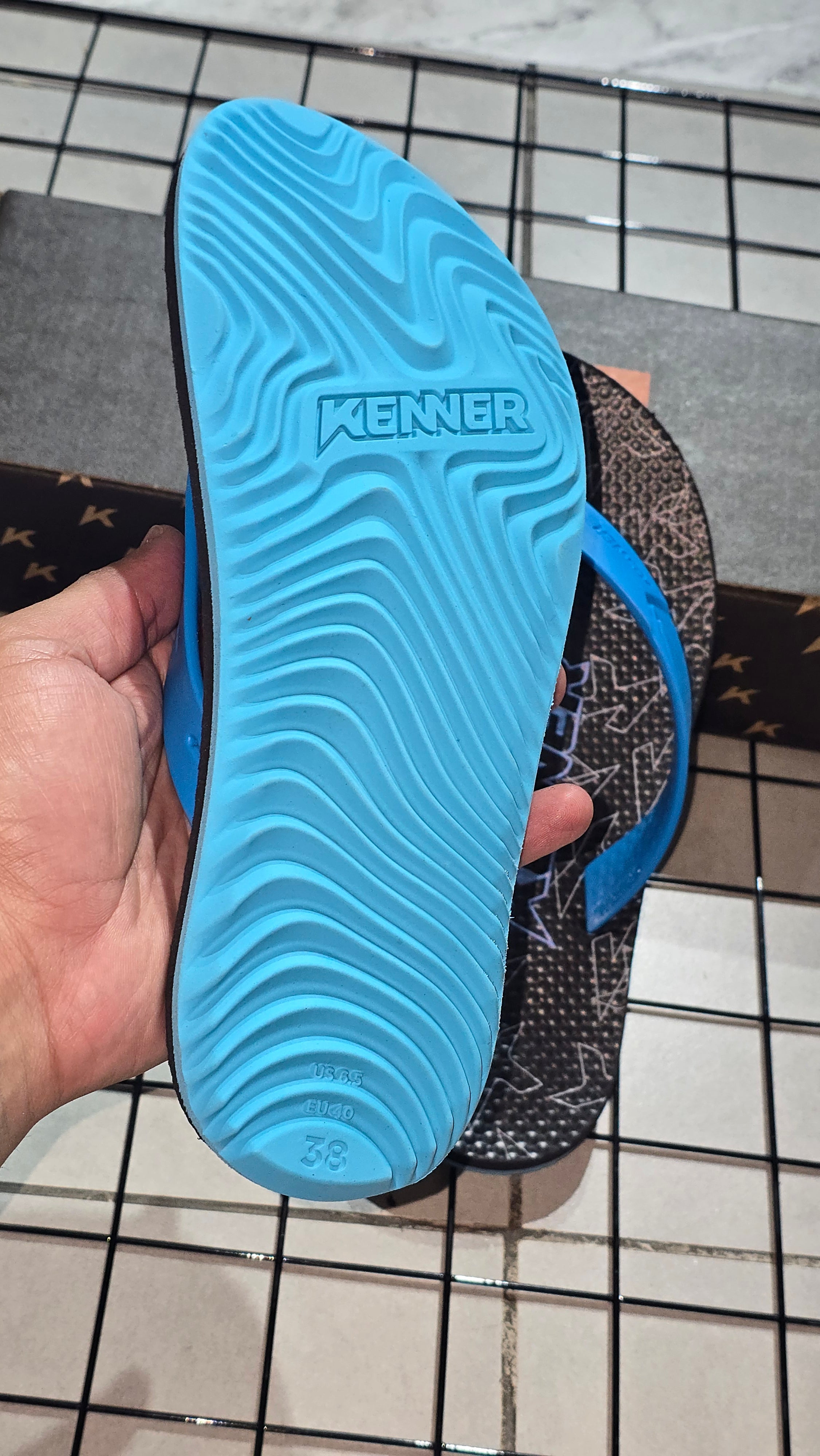 Chinelo Kenner Masculino Summer Edição 2026 Preto e Azul com Estampa Monograma "K"