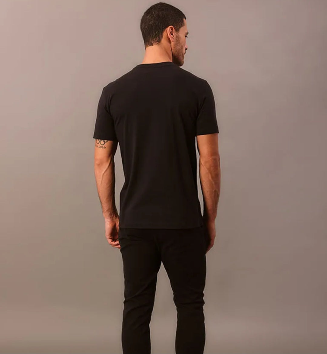 Camiseta Calvin Klein Jeans Masculina Preta com Estampa Gráfica Logo Repetido