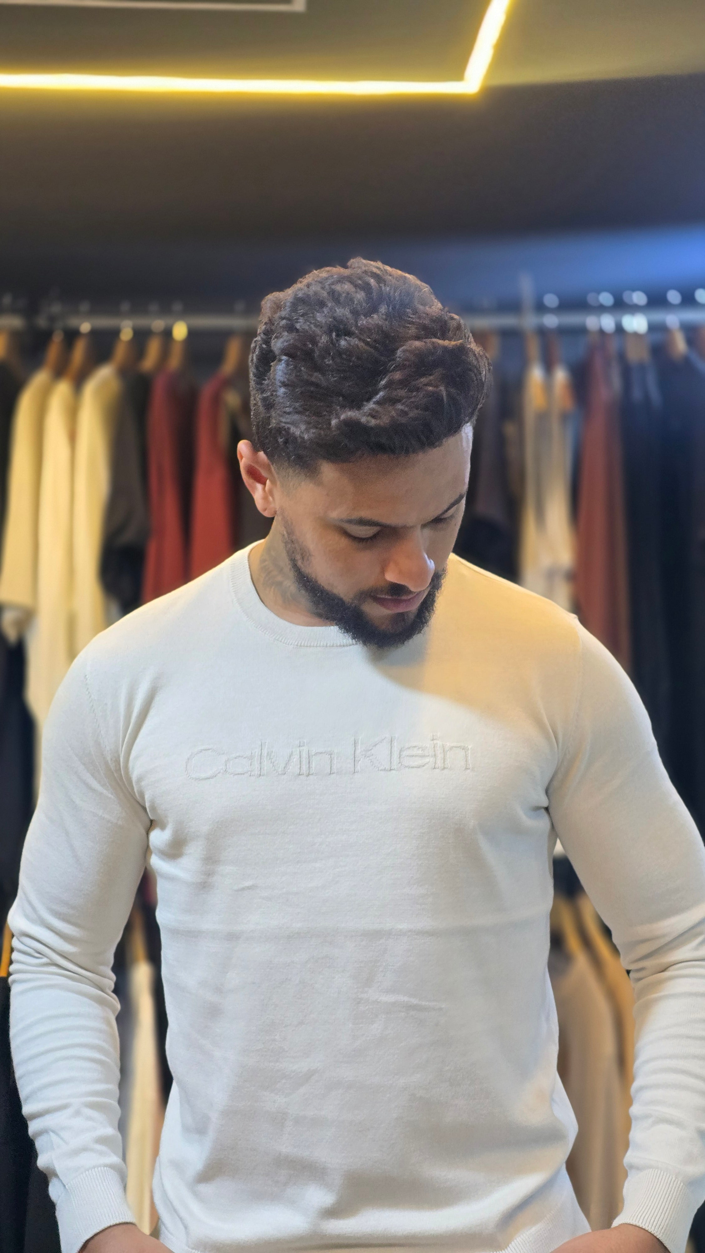 Suéter Masculino Calvin Klein em Tricot Bege Claro com Logo Bordado