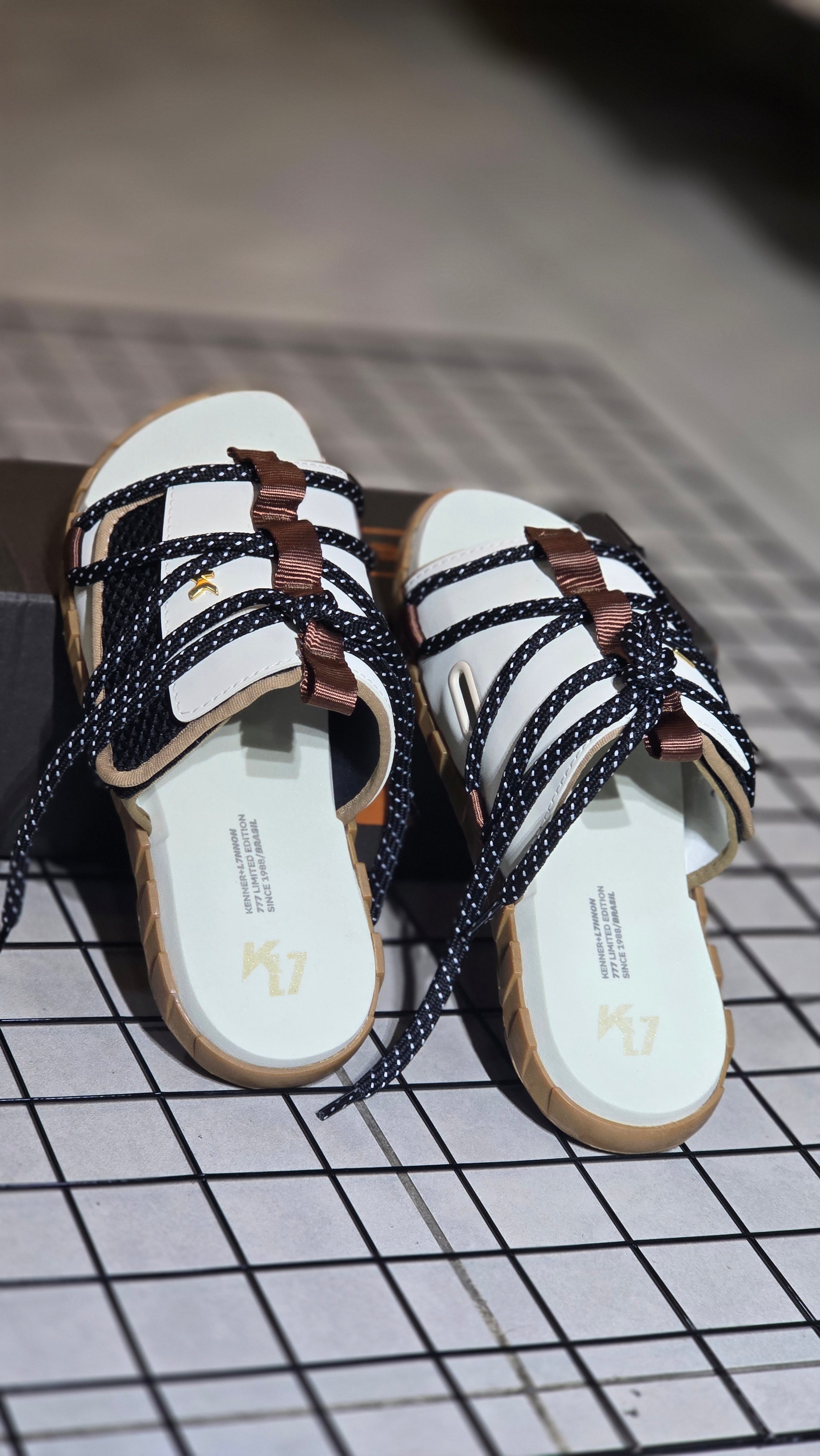 Chinelo Kenner Masculino Megah K7 Edição Limitada Branco e Caramelo com Cadarços