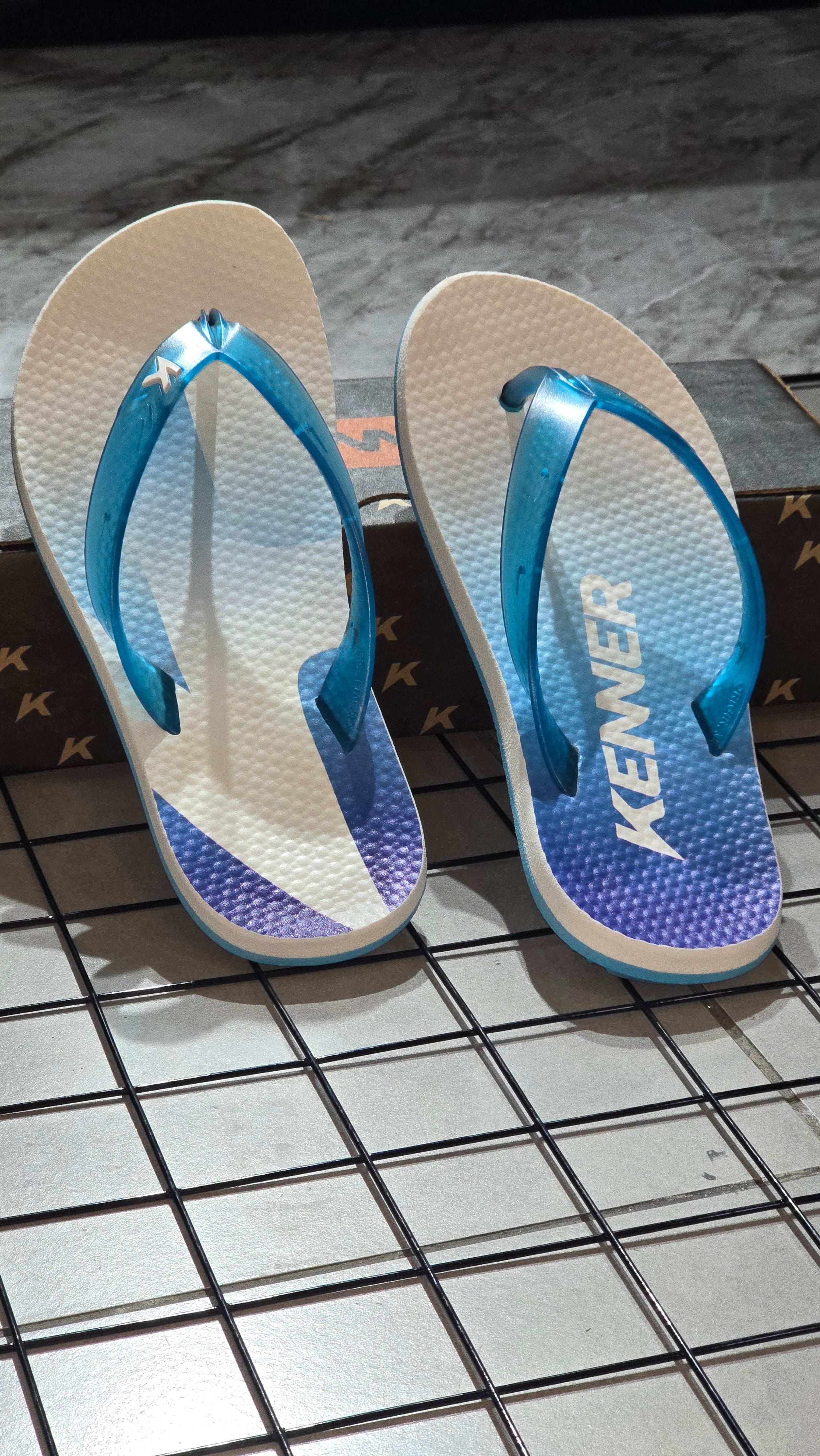Chinelo Kenner Masculino Summer Edição 2026 Branco com Degradê Azul e Tira Translúcida