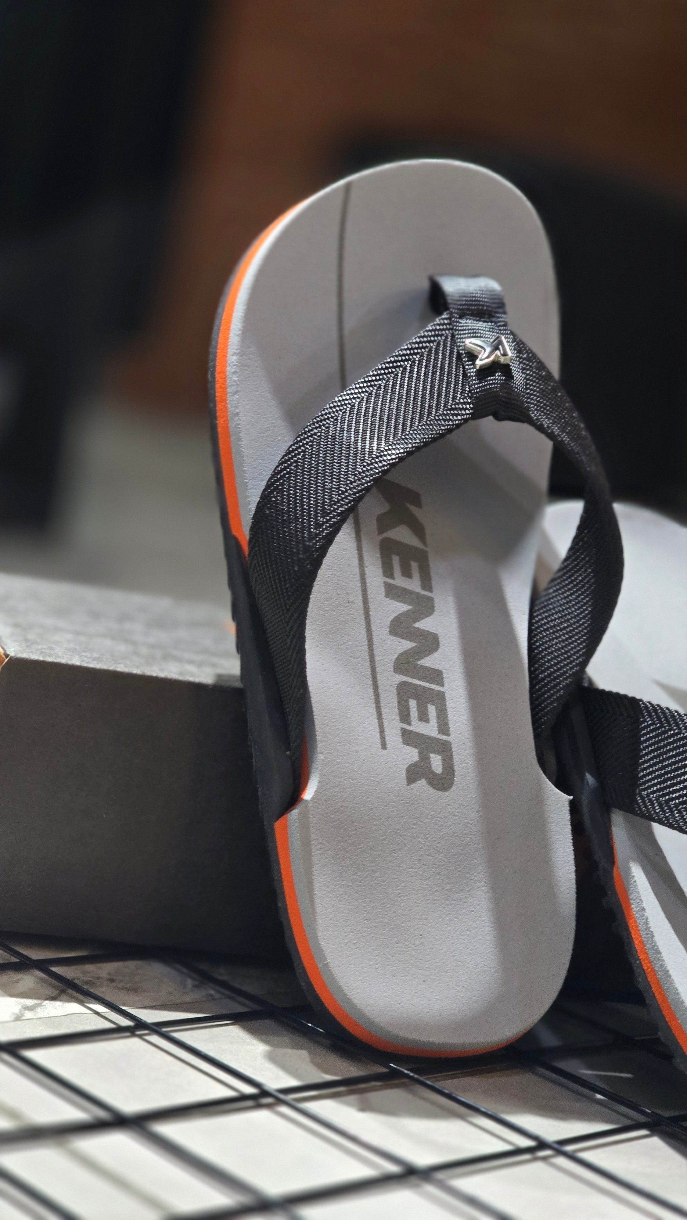 Chinelo Kenner Masculino NK6 Edição 2026 Cinza e Preto com Linha Laranja