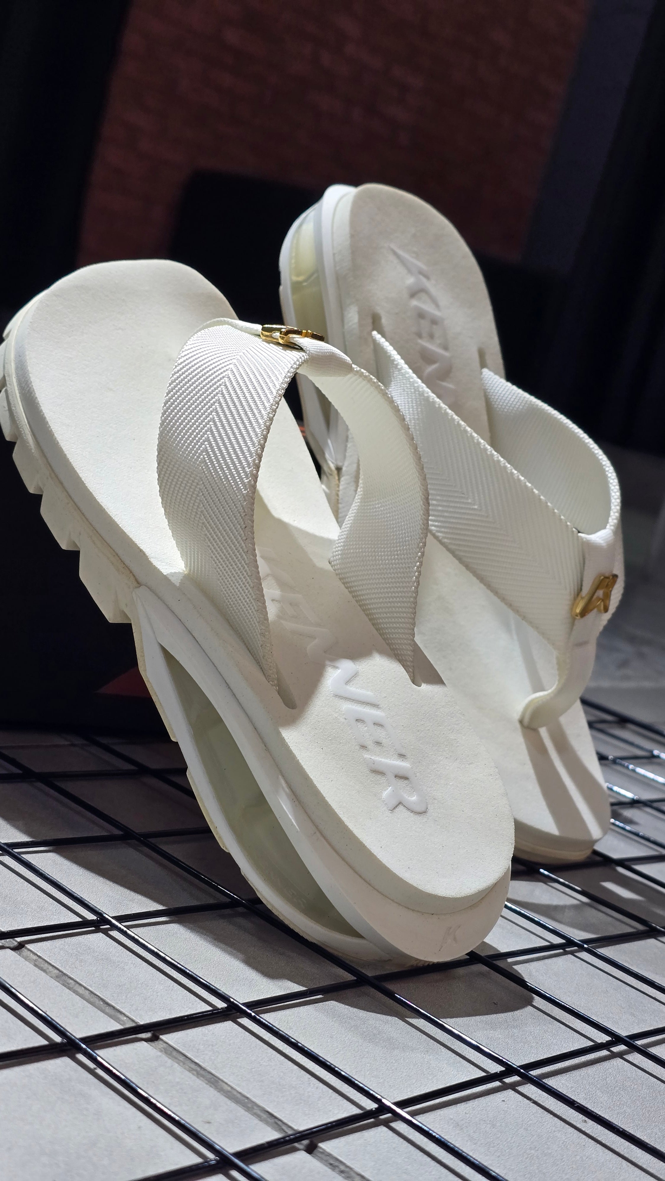 Chinelo Kenner Masculino Orak Edição 2026 All White com Pin Dourado