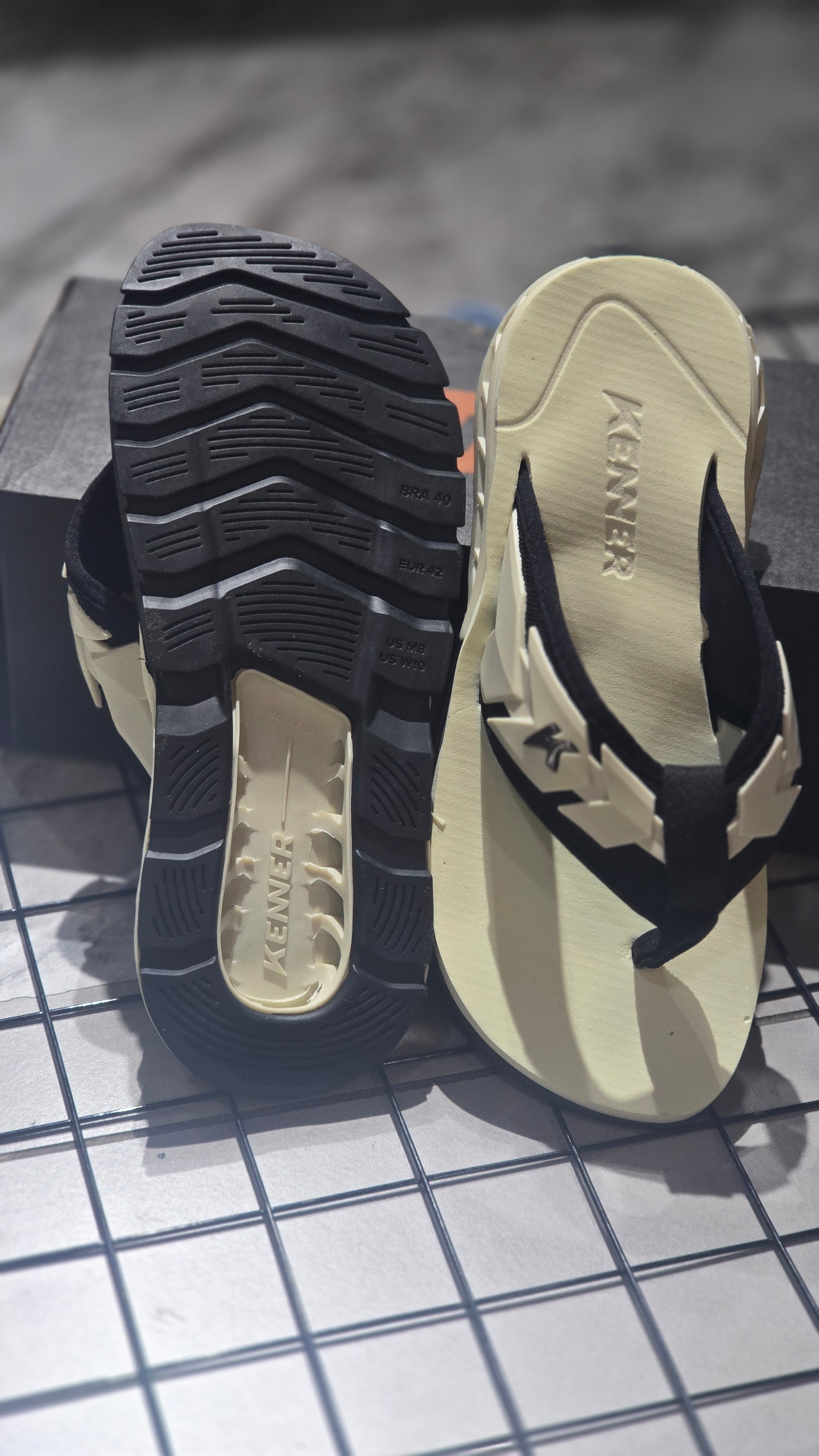 Chinelo Kenner Masculino Rakka Edição 2026 Off-White e Preto com Cabedal Geométrico