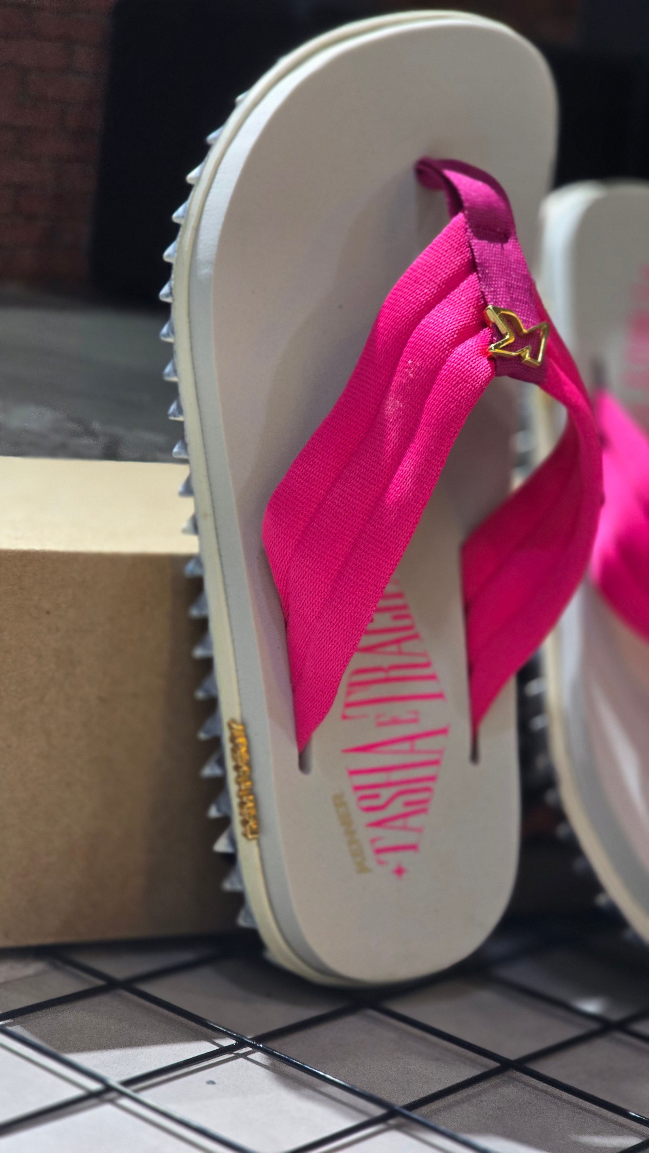 Chinelo Kenner Kivah Edição 2026 Collab Tasha & Tracie Off-White e Rosa Pink