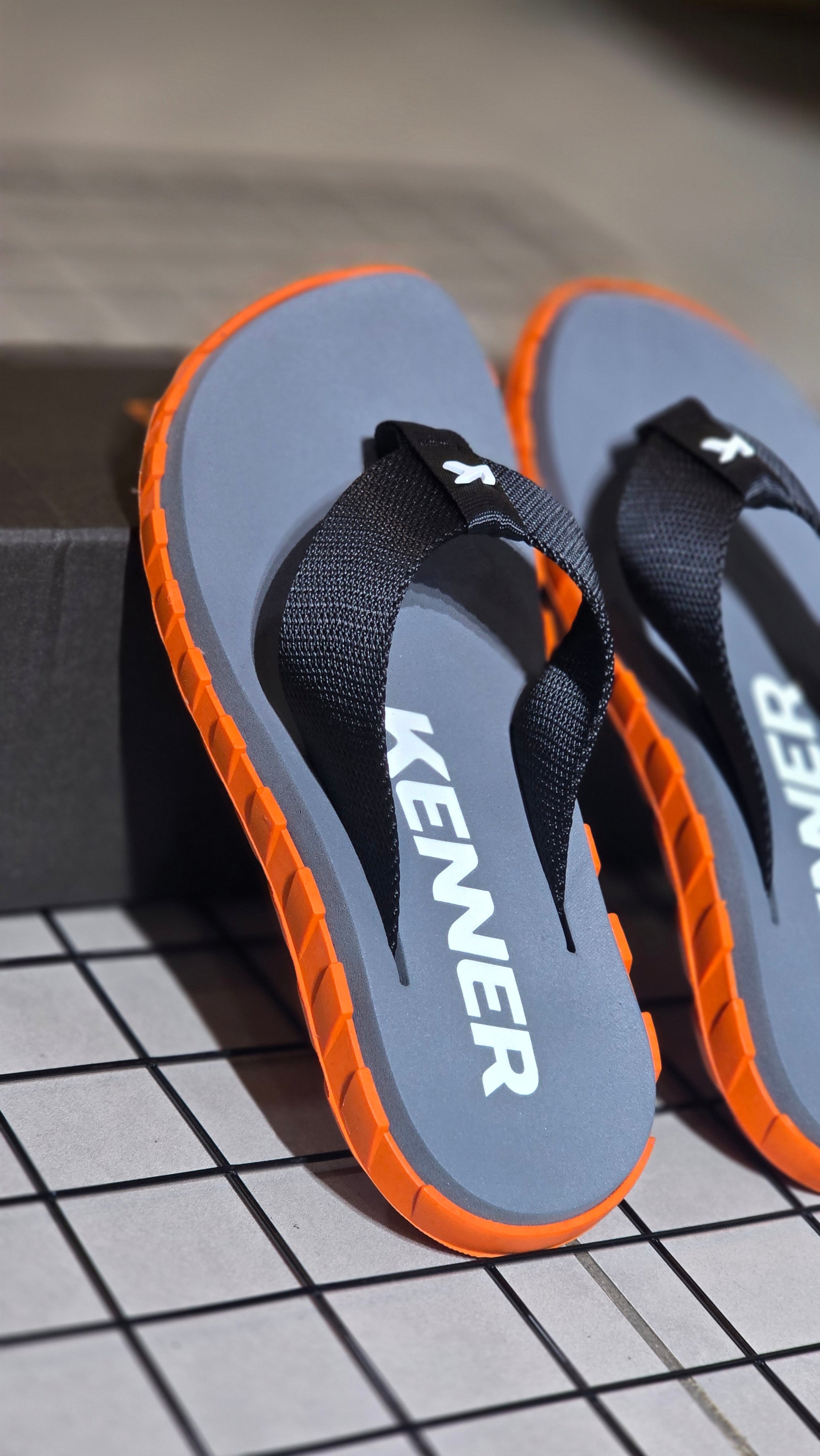 Chinelo Kenner Masculino Megah Edição 2026 Cinza, Preto e Laranja