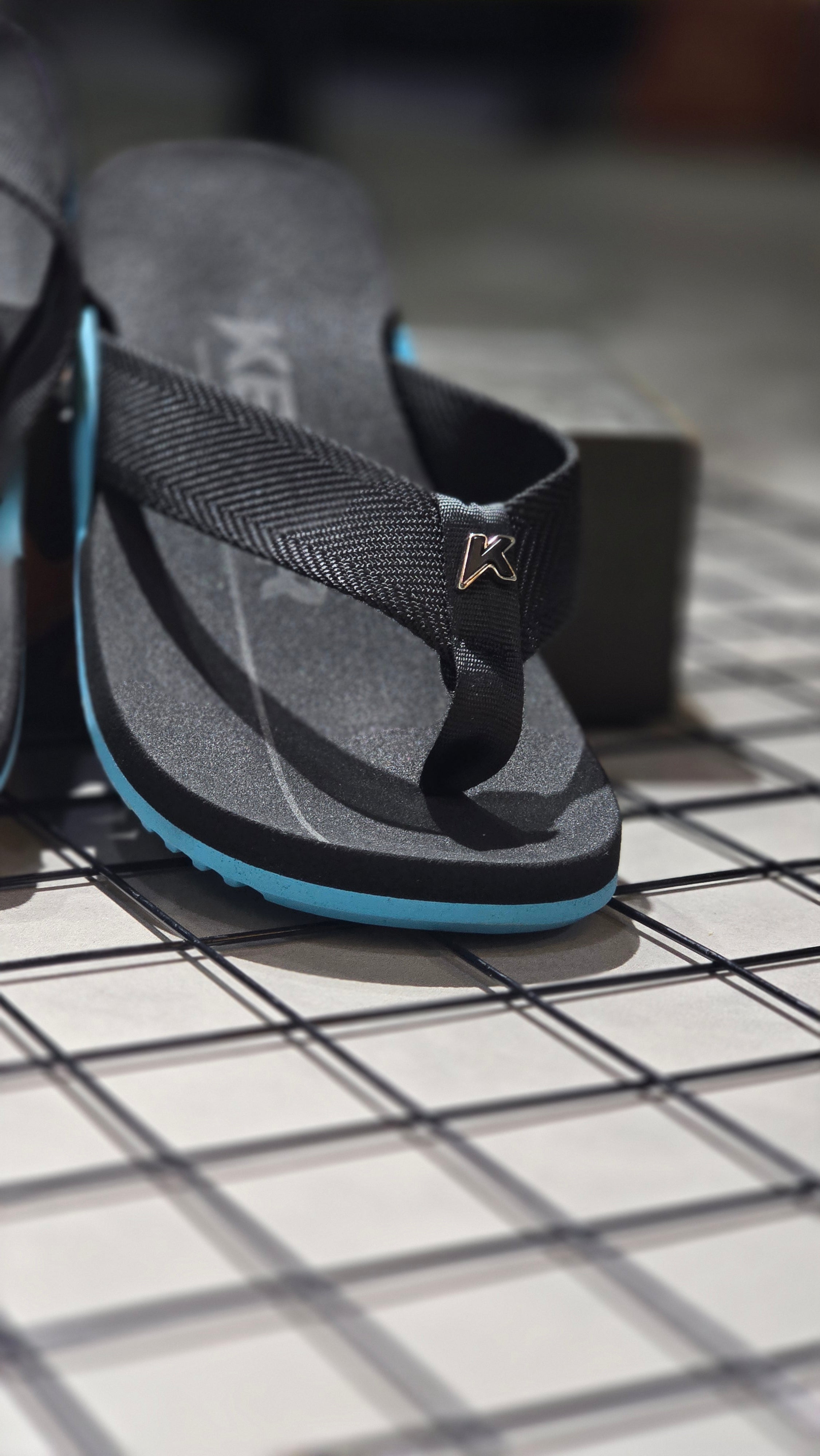 Chinelo Kenner Masculino NK6 Edição 2026 Preto com Solado Azul Ciano