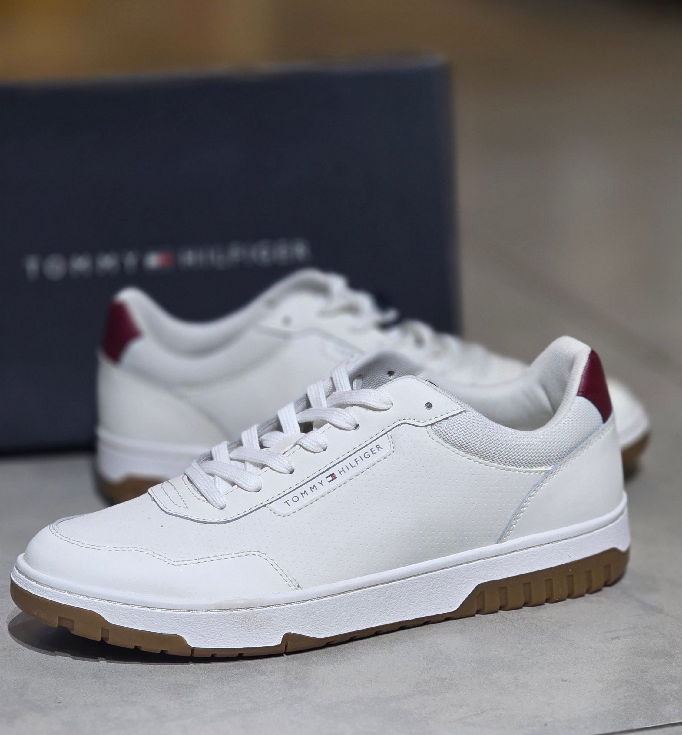 Tênis Tommy Hilfiger High-Top Basket Branco com Detalhes Azul e Vermelho