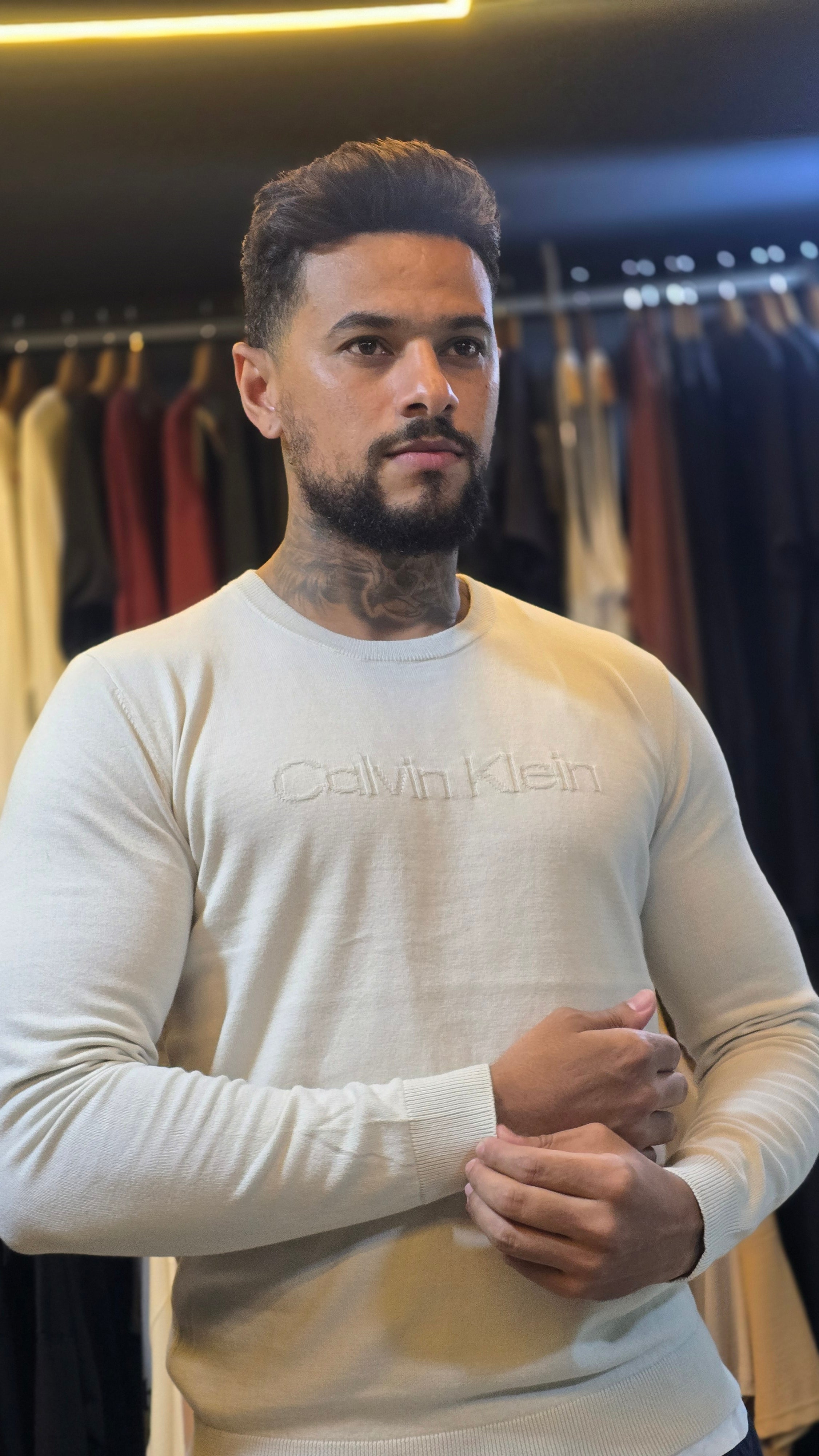 Suéter Masculino Calvin Klein em Tricot Bege Claro com Logo Bordado