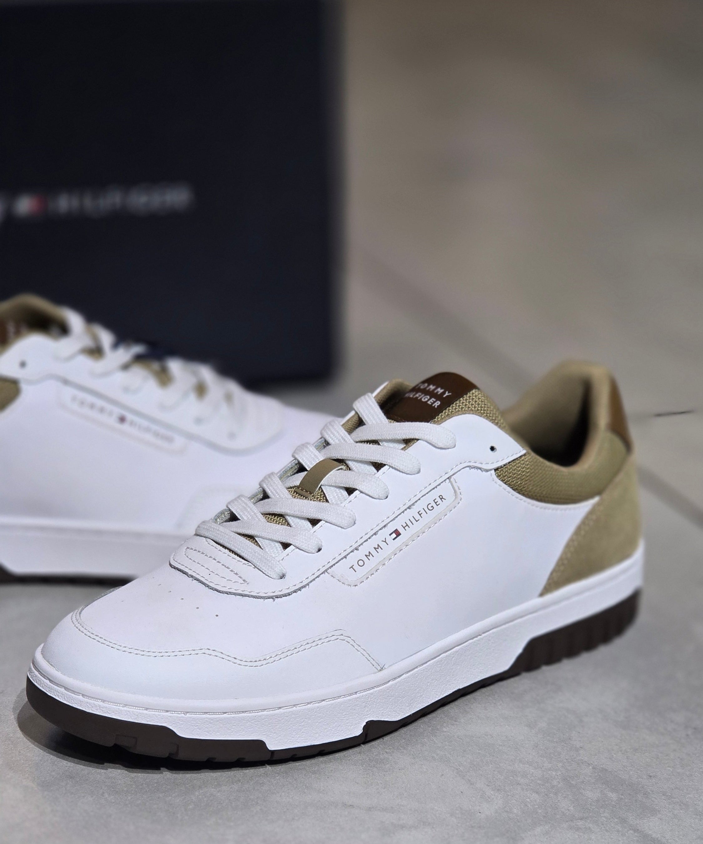 Tênis Tommy Hilfiger Masculino Basket Branco com Detalhes Oliva e Solado Marrom