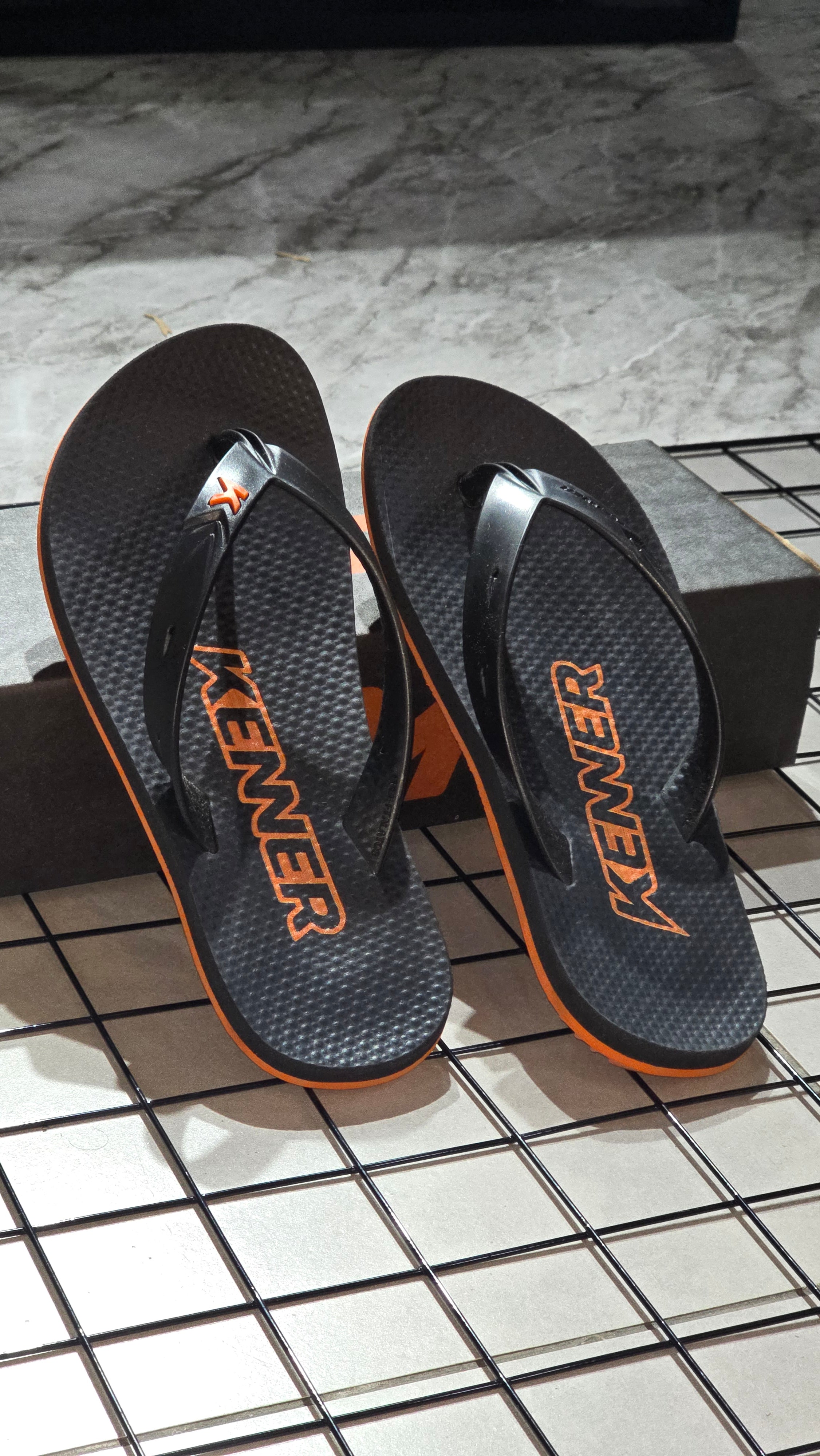 Chinelo Kenner Masculino Summer Edição 2026 Preto com Solado Laranja Neon