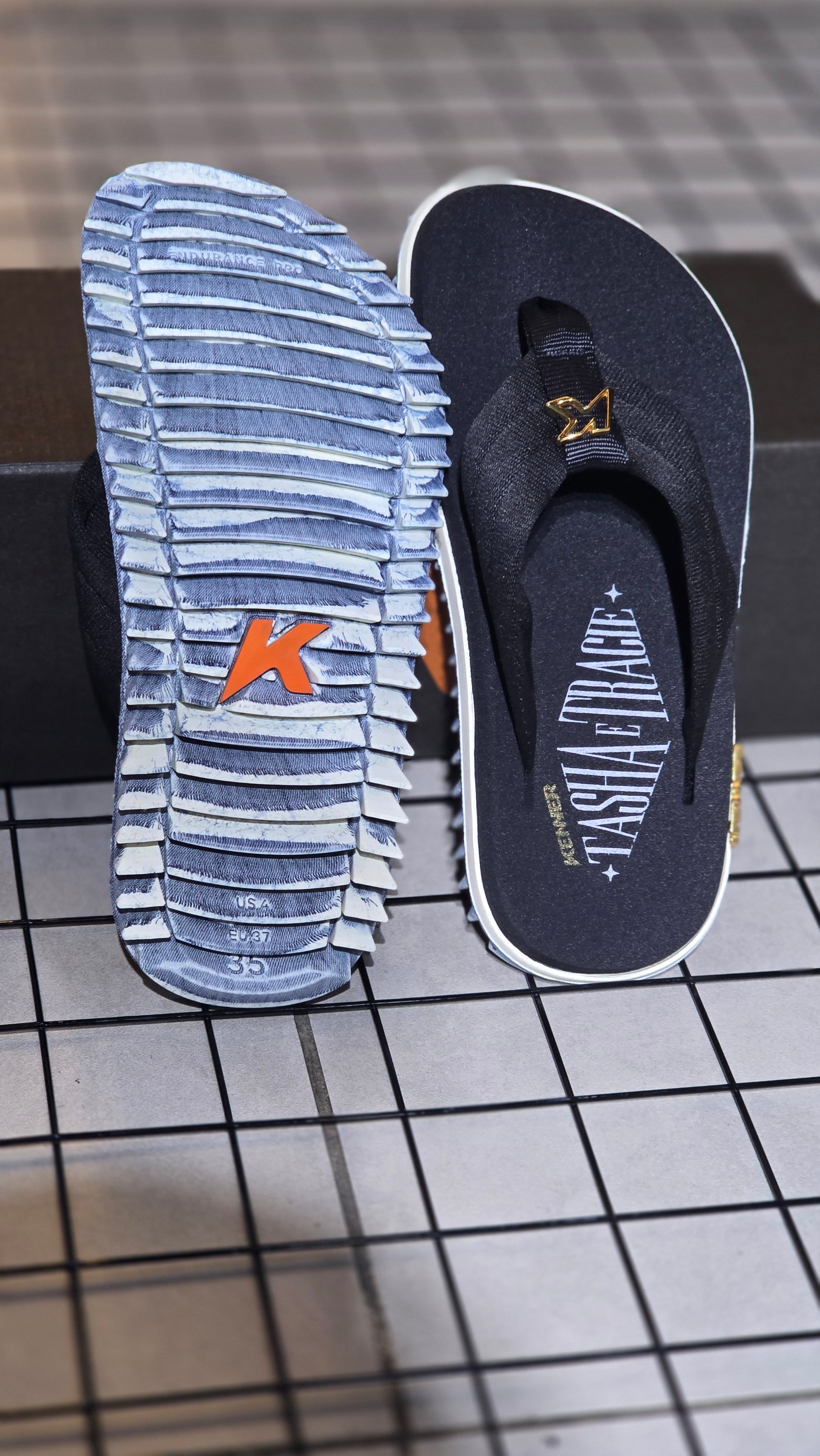 Chinelo Kenner Kivah Collab Tasha & Tracie Preto com Pin Dourado