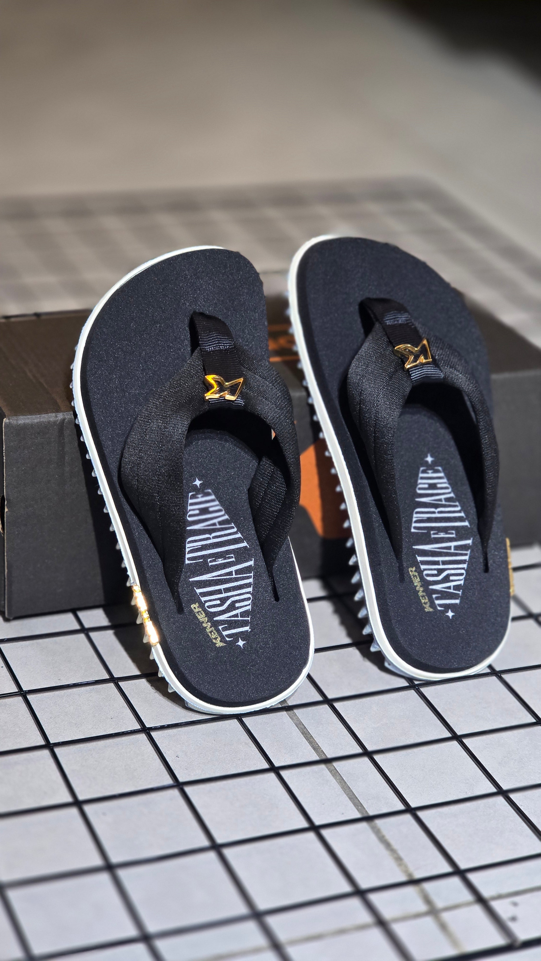 Chinelo Kenner Kivah Collab Tasha & Tracie Preto com Pin Dourado