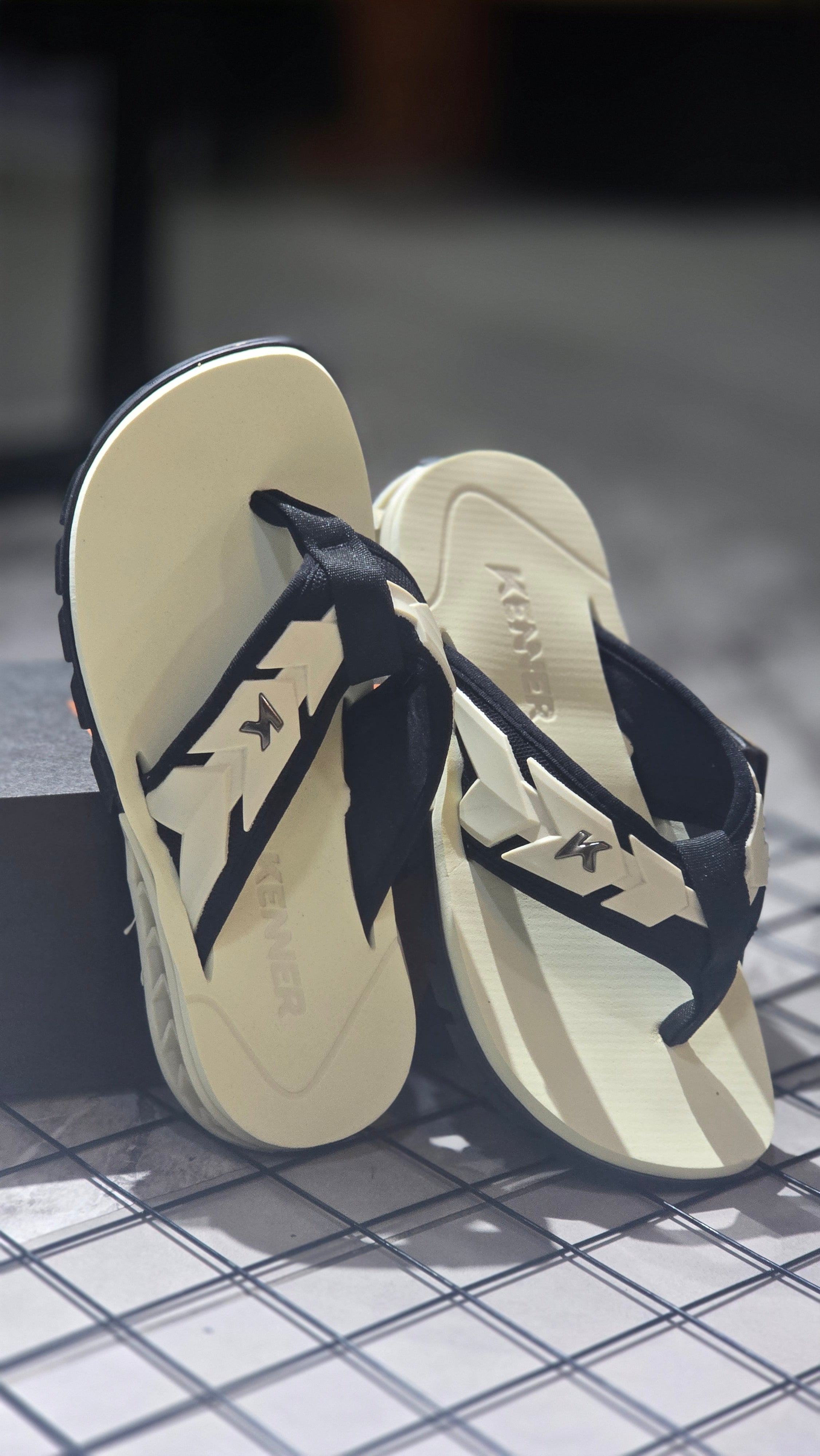 Chinelo Kenner Masculino Rakka Edição 2026 Off-White e Preto com Cabedal Geométrico
