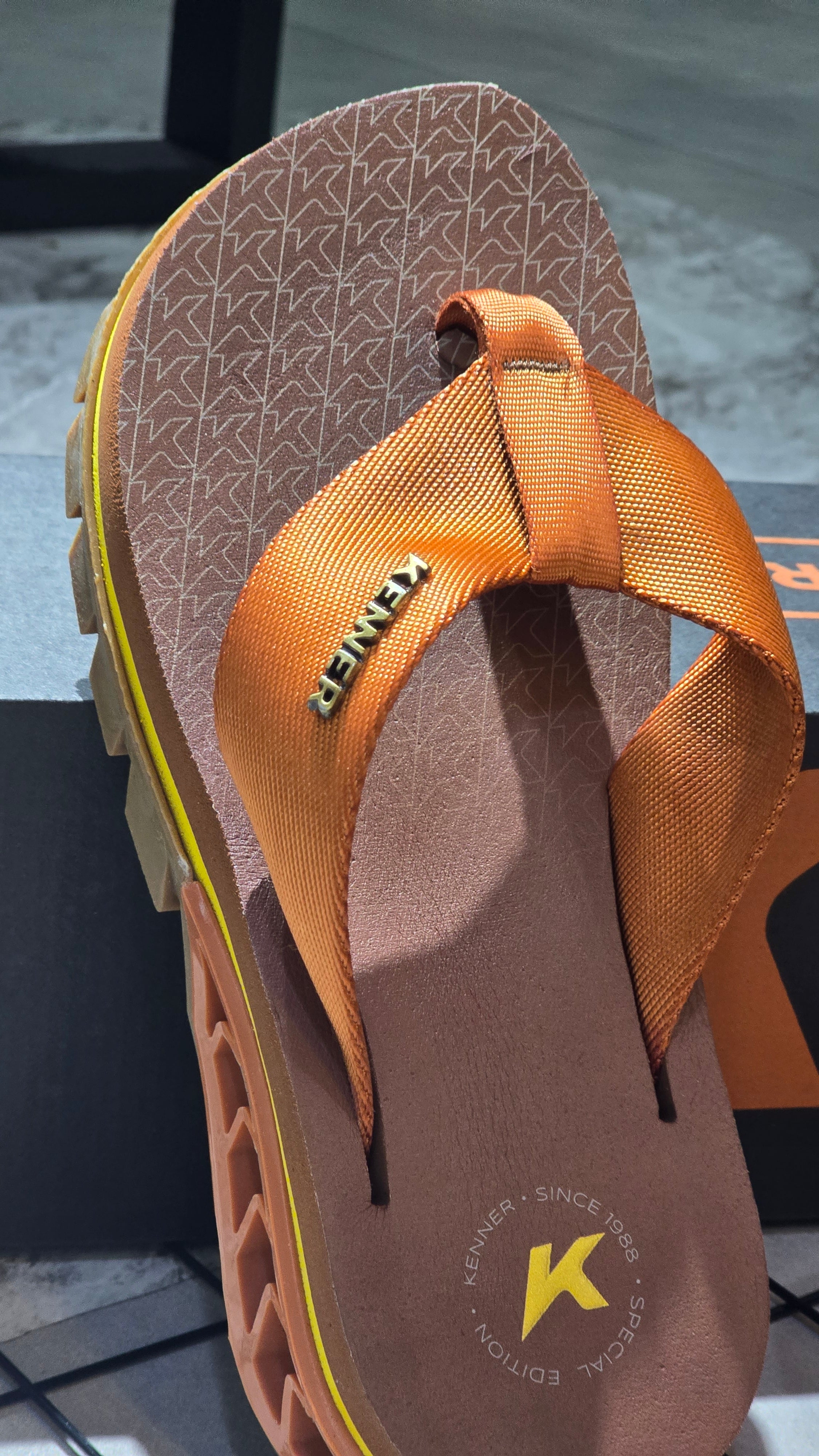 Chinelo Kenner Masculino Rakka Edição 2026 Marrom e Cobre com Amortecedor Re.Amp