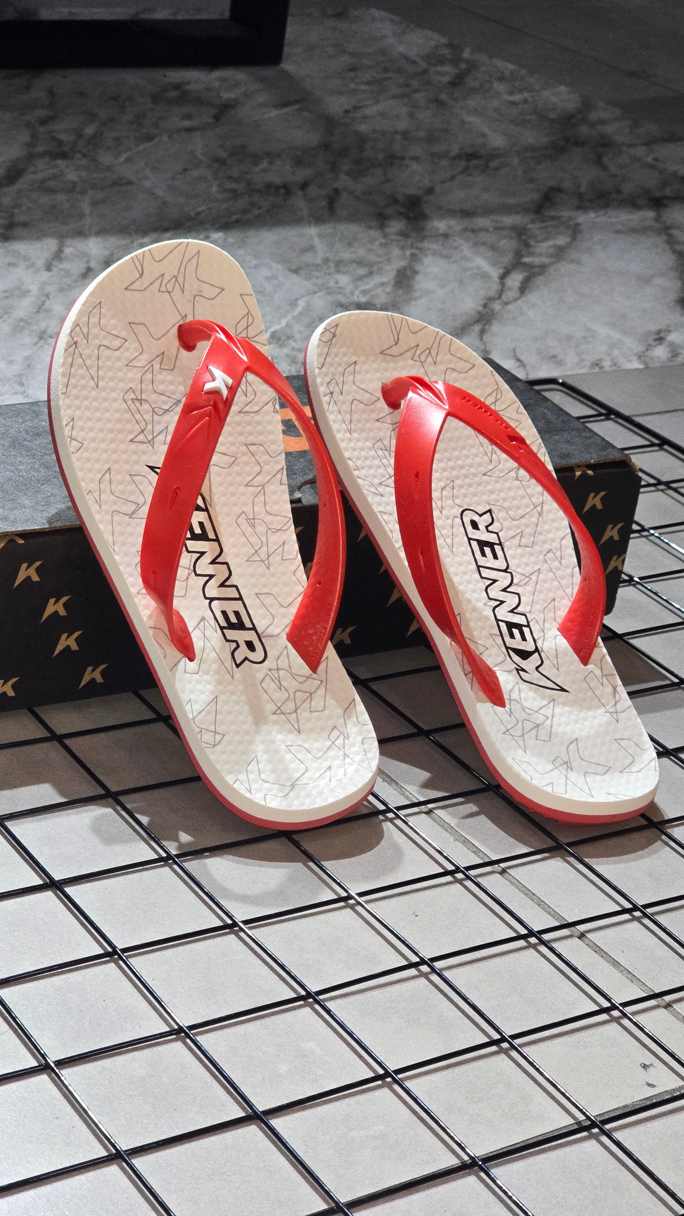 Chinelo Kenner Masculino Summer Edição 2026 Branco com Estampa Monograma e Solado Vermelho Vibrante