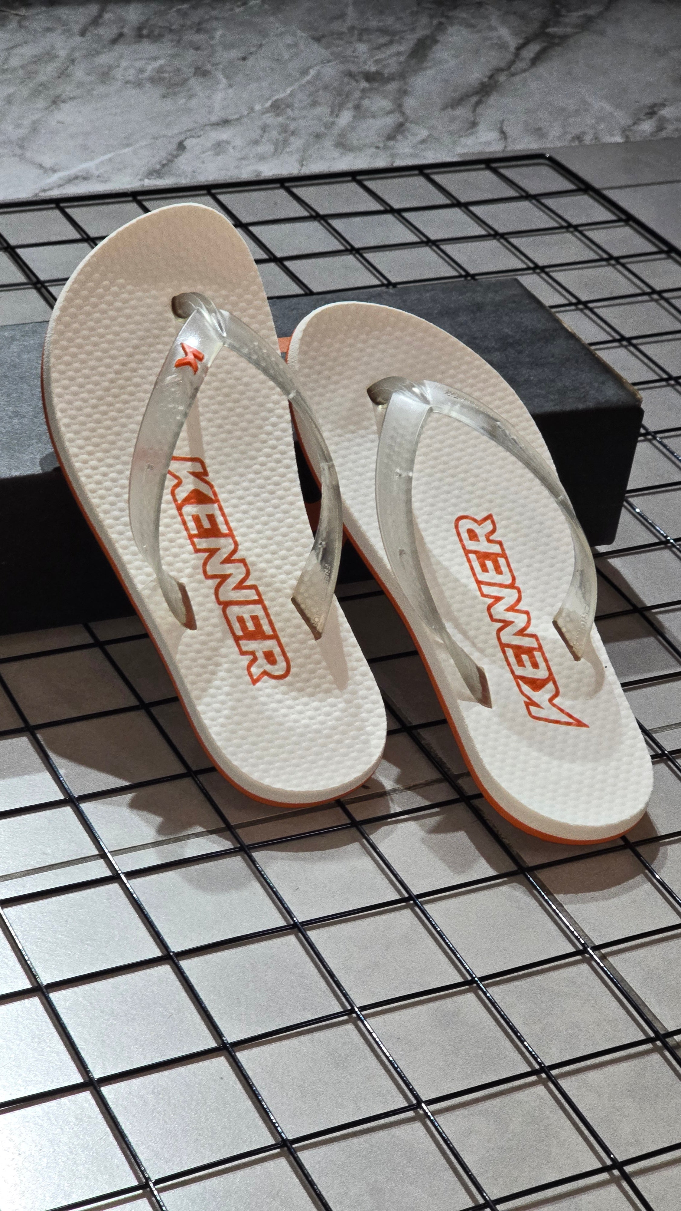 Chinelo Kenner Masculino Summer Edição 2026 Branco com Solado Laranja Neon