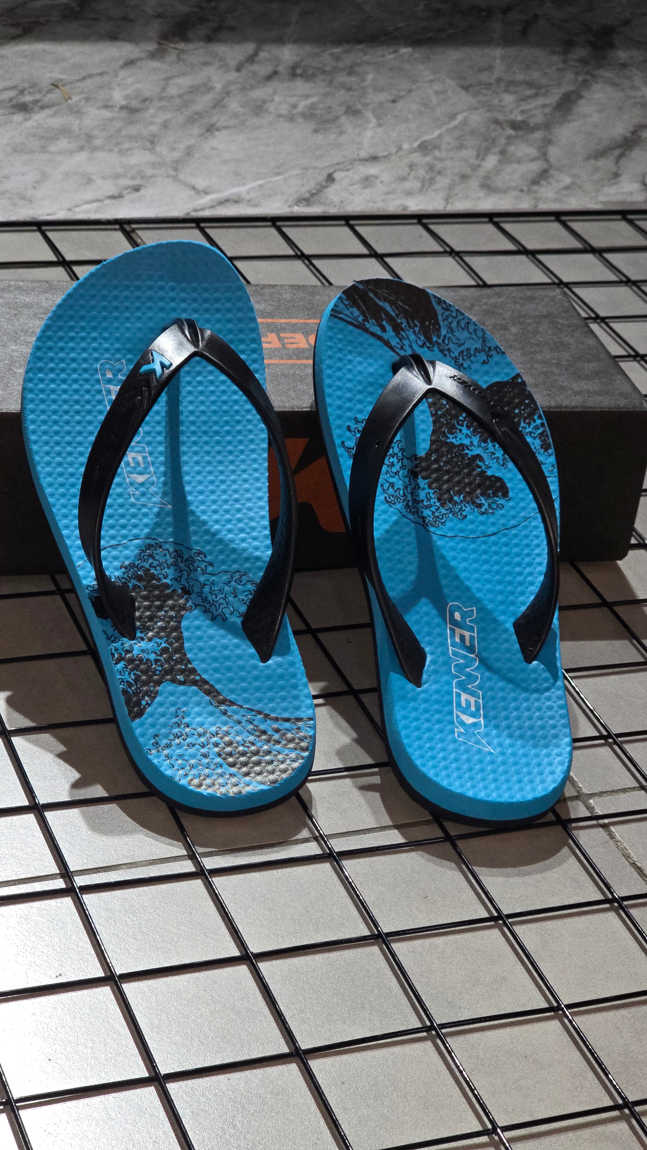 Chinelo Kenner Masculino Summer Edição 2026 Azul com Estampa de Onda (Wave) e Solado Preto