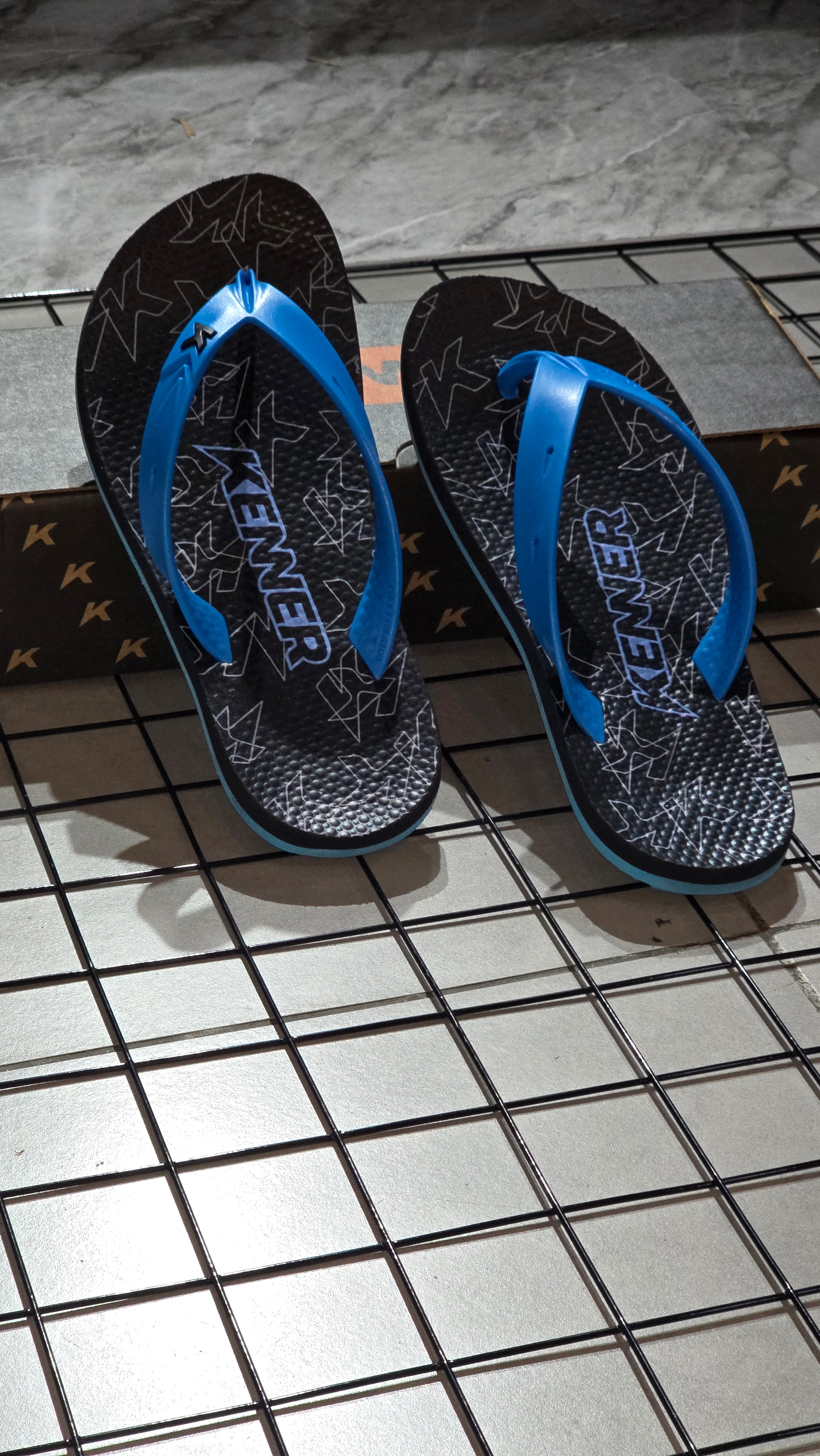 Chinelo Kenner Masculino Summer Edição 2026 Preto e Azul com Estampa Monograma "K"