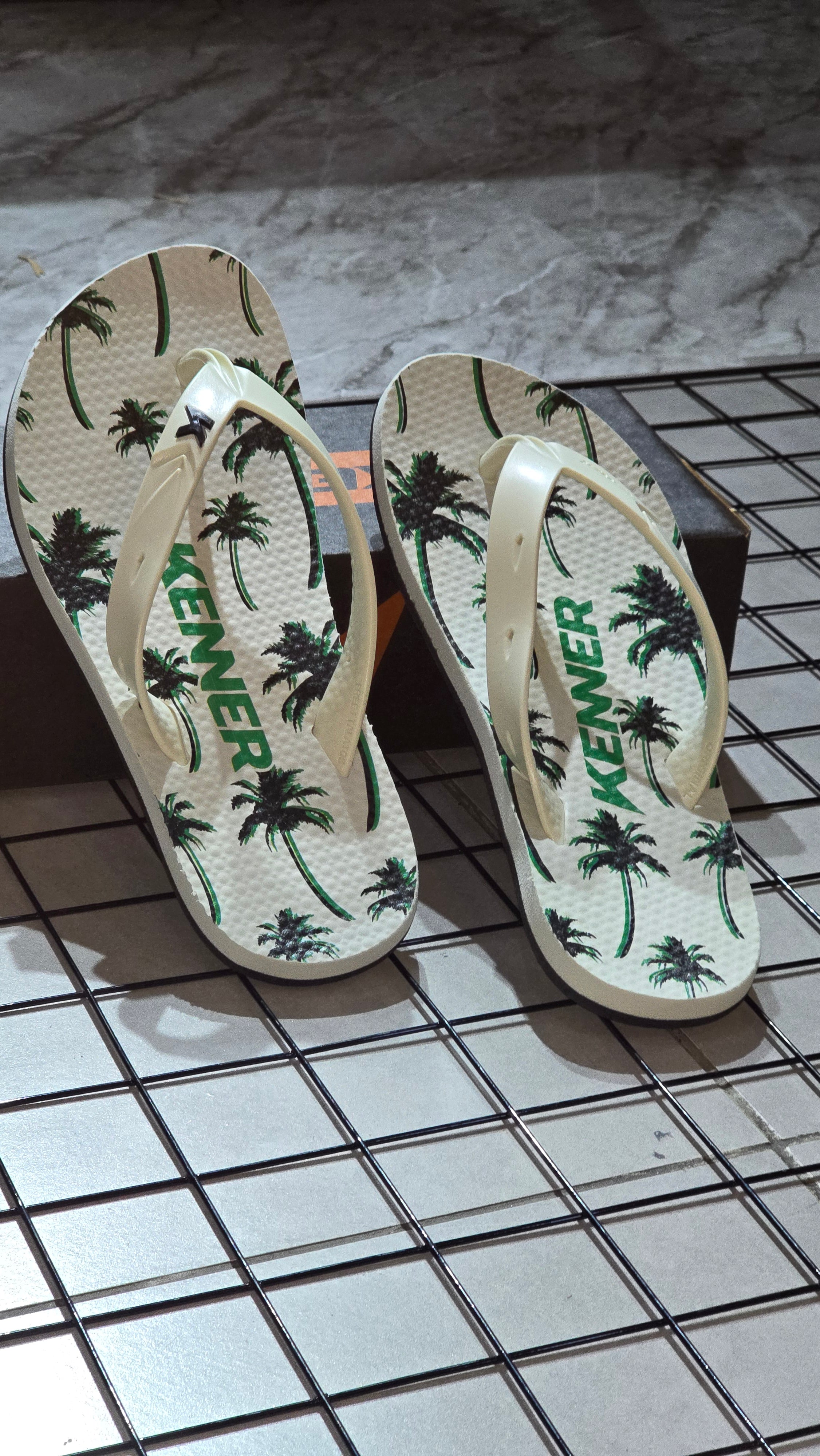Chinelo Kenner Masculino Summer Edição 2026 Off-White com Estampa de Coqueiros e Solado Preto
