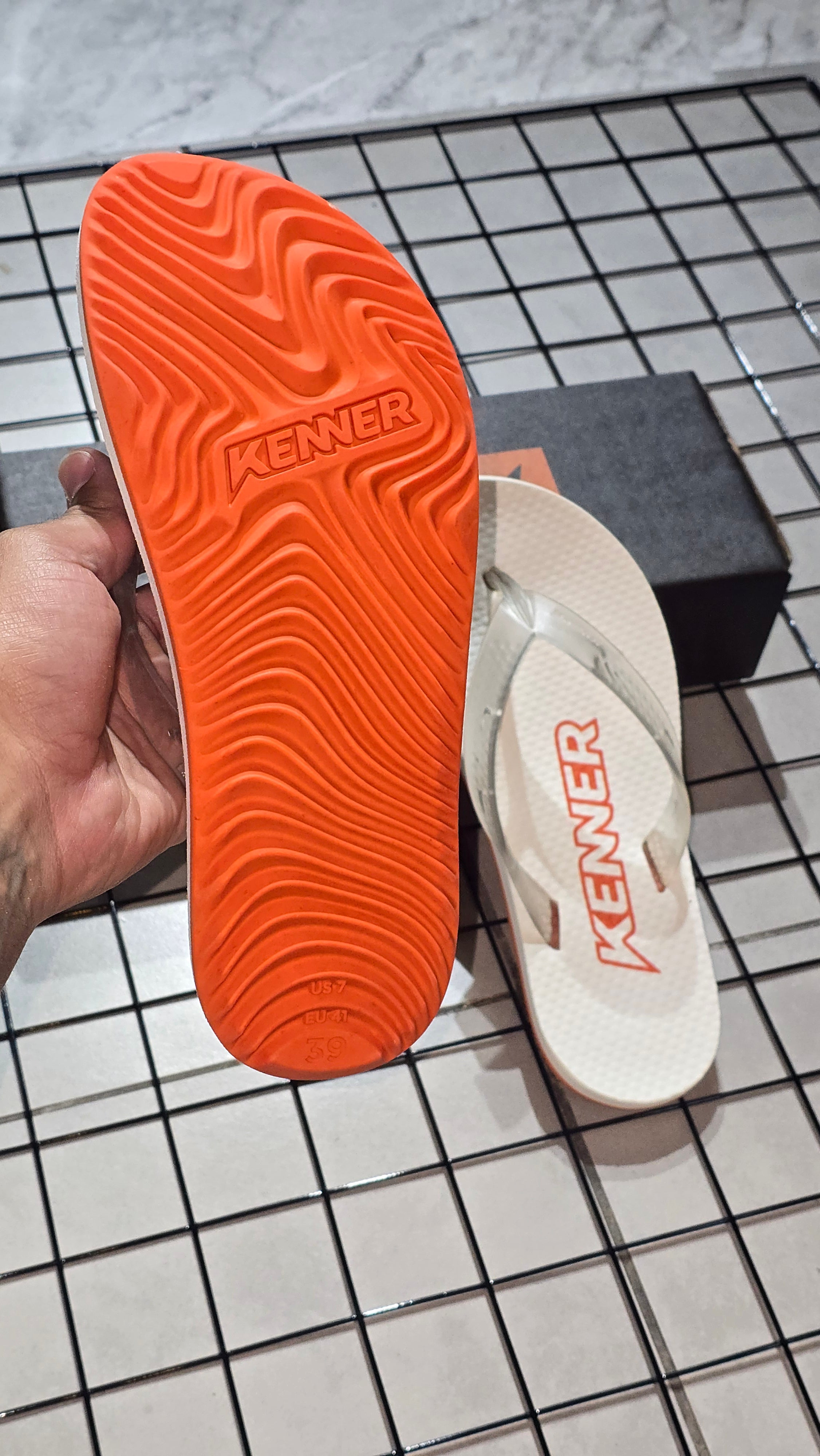 Chinelo Kenner Masculino Summer Edição 2026 Branco com Solado Laranja Neon