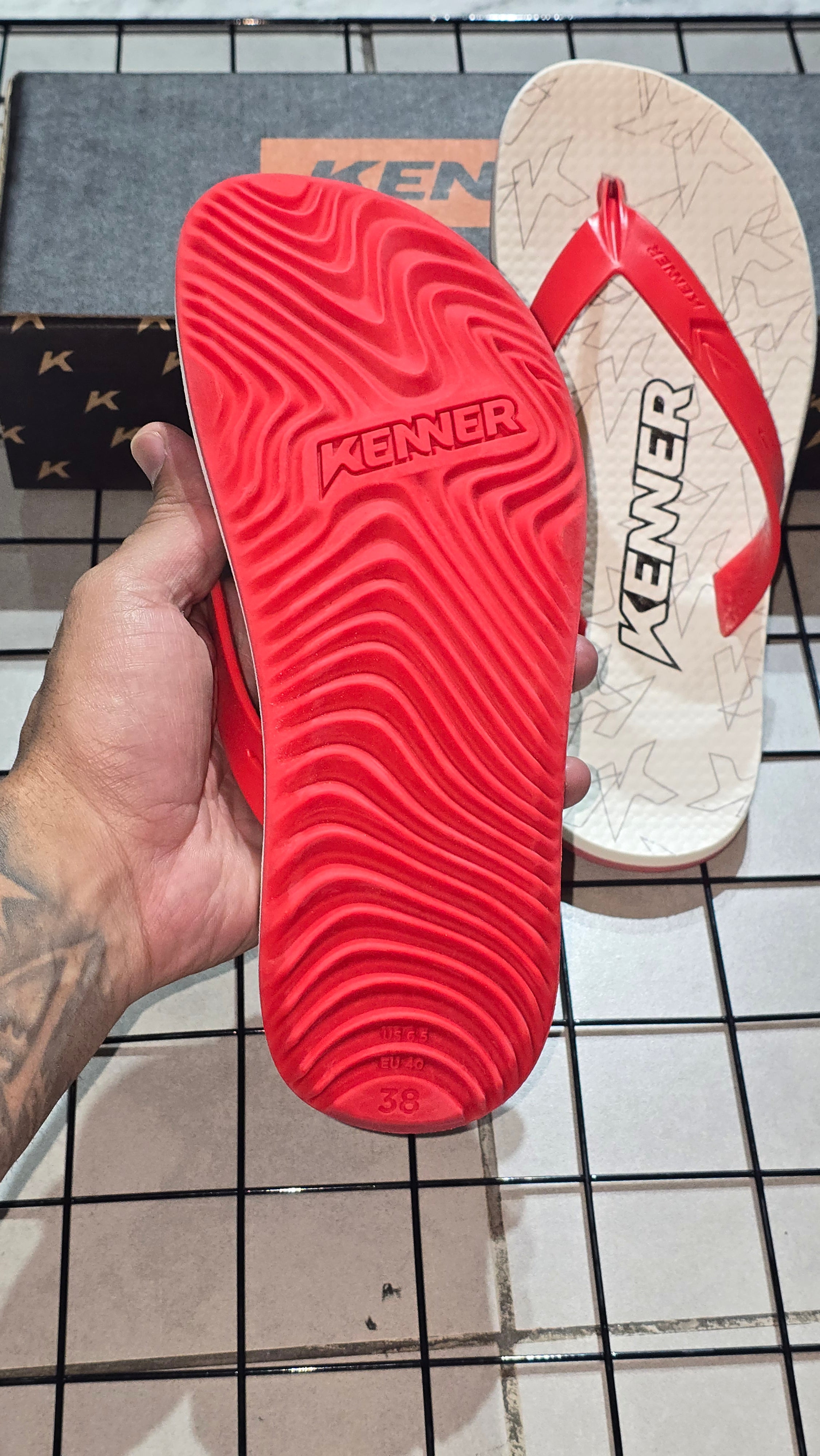 Chinelo Kenner Masculino Summer Edição 2026 Branco com Estampa Monograma e Solado Vermelho Vibrante