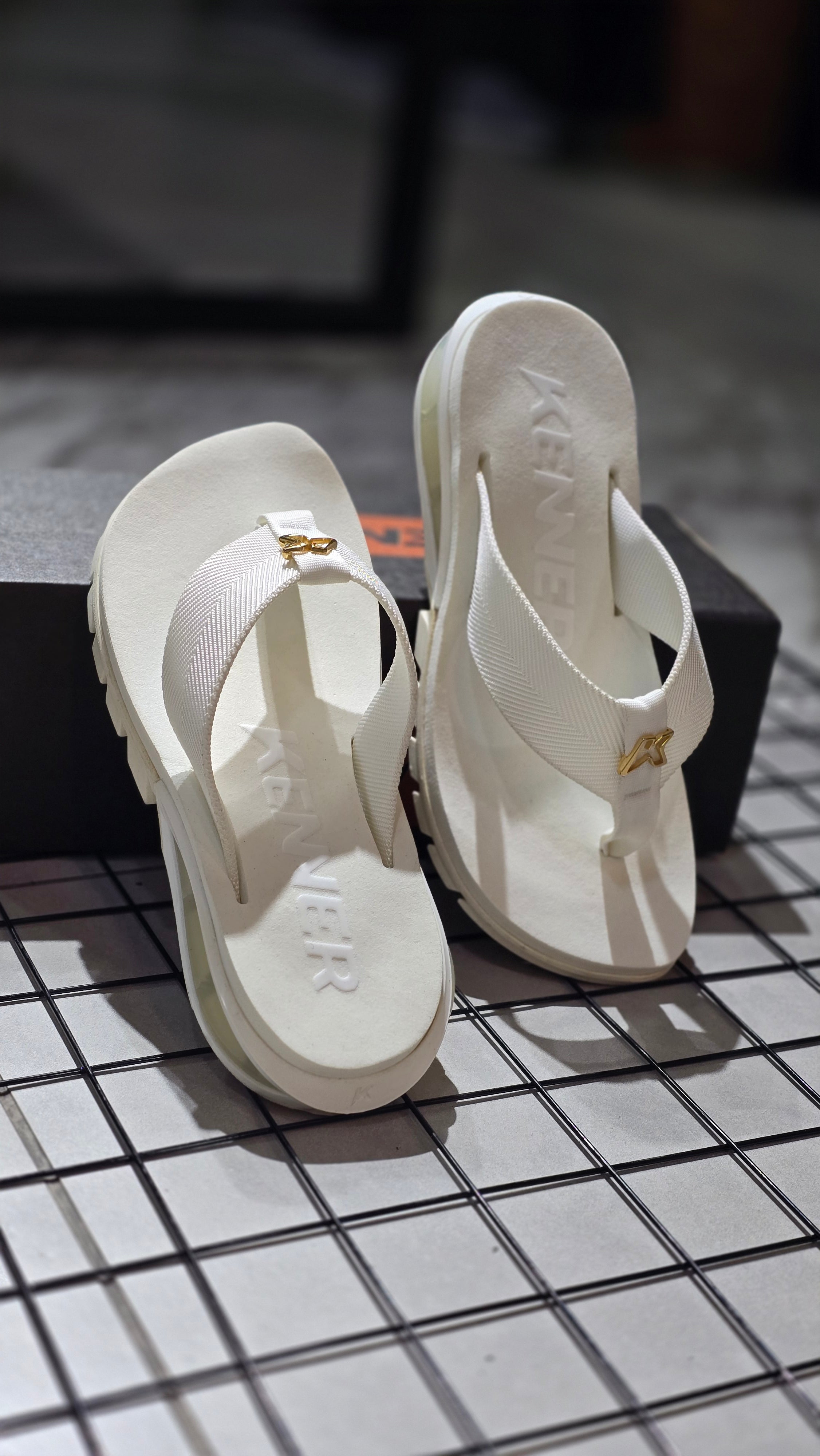 Chinelo Kenner Masculino Orak Edição 2026 All White com Pin Dourado