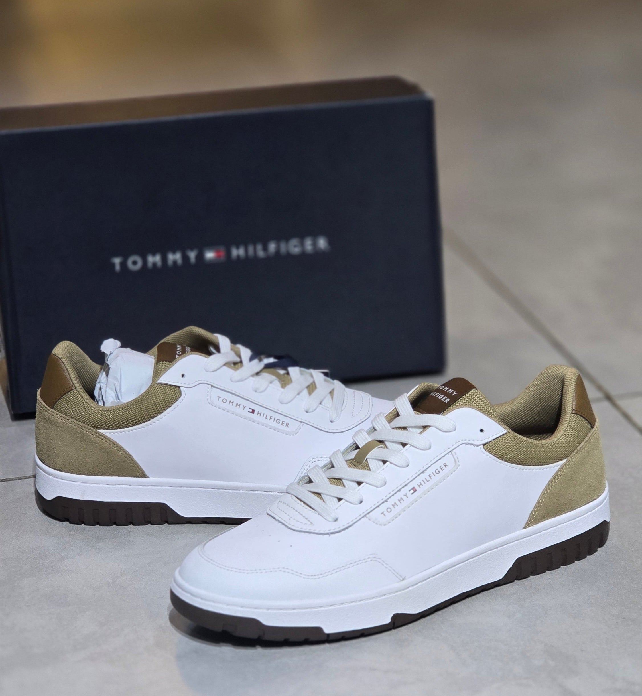 Tênis Tommy Hilfiger Masculino Basket Branco com Detalhes Oliva e Solado Marrom